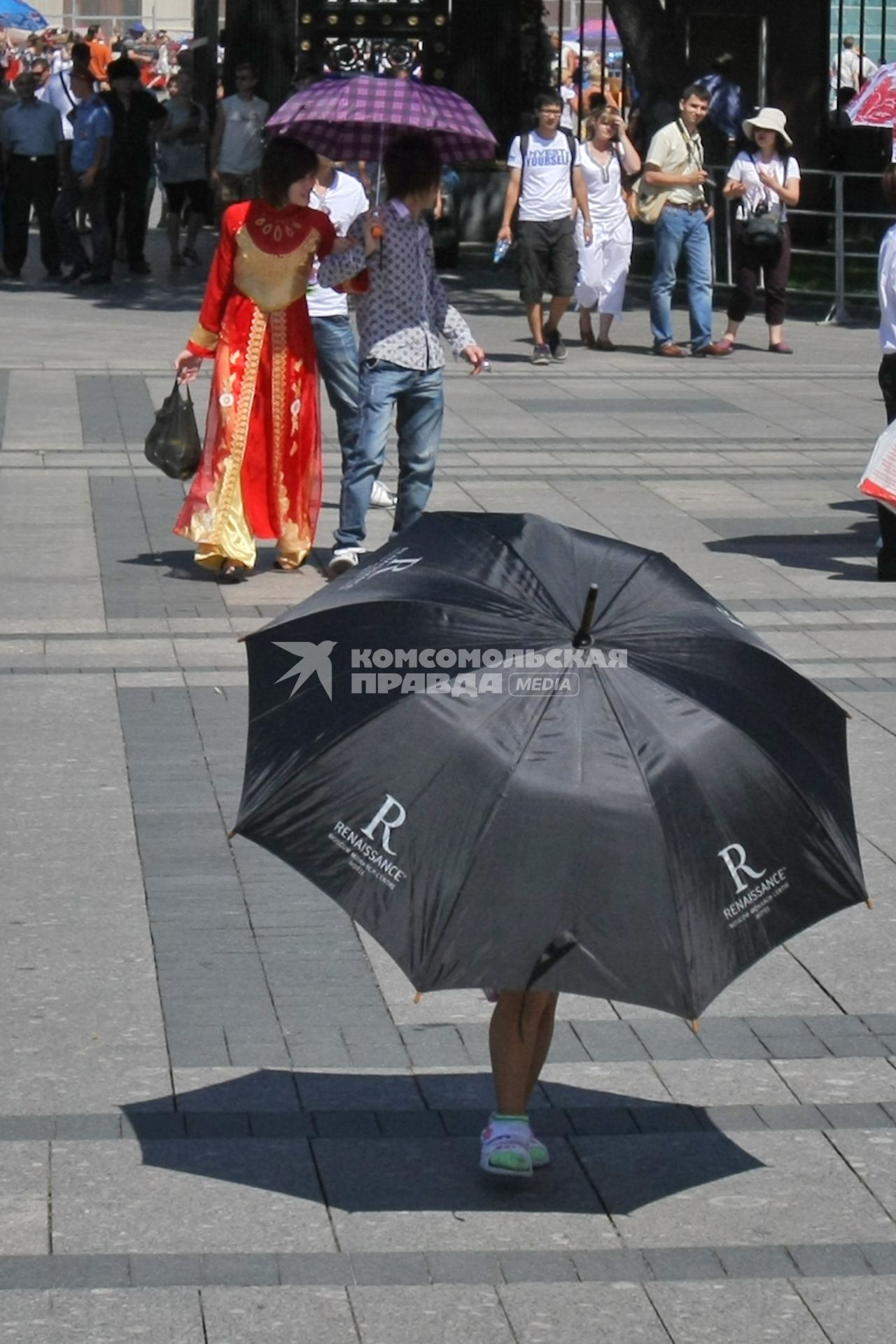 Жаркая погода в Москве, 12 июля 2010 года. Александровский сад. Зонт. Жара. Лето. Глобальное потепление. Климат.