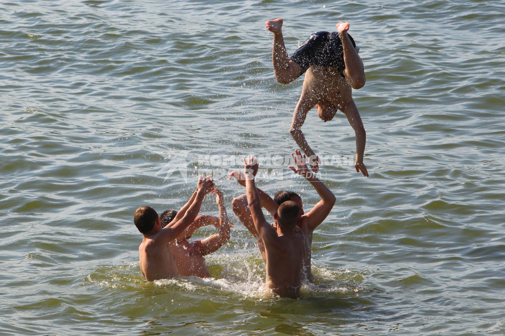 Жаркая погода в Москве, 12 июля 2010 года. Жара. Пляж на Левобережной. Москва-река. Купание. Загар. Аномальное потепление. Зной. Климат.