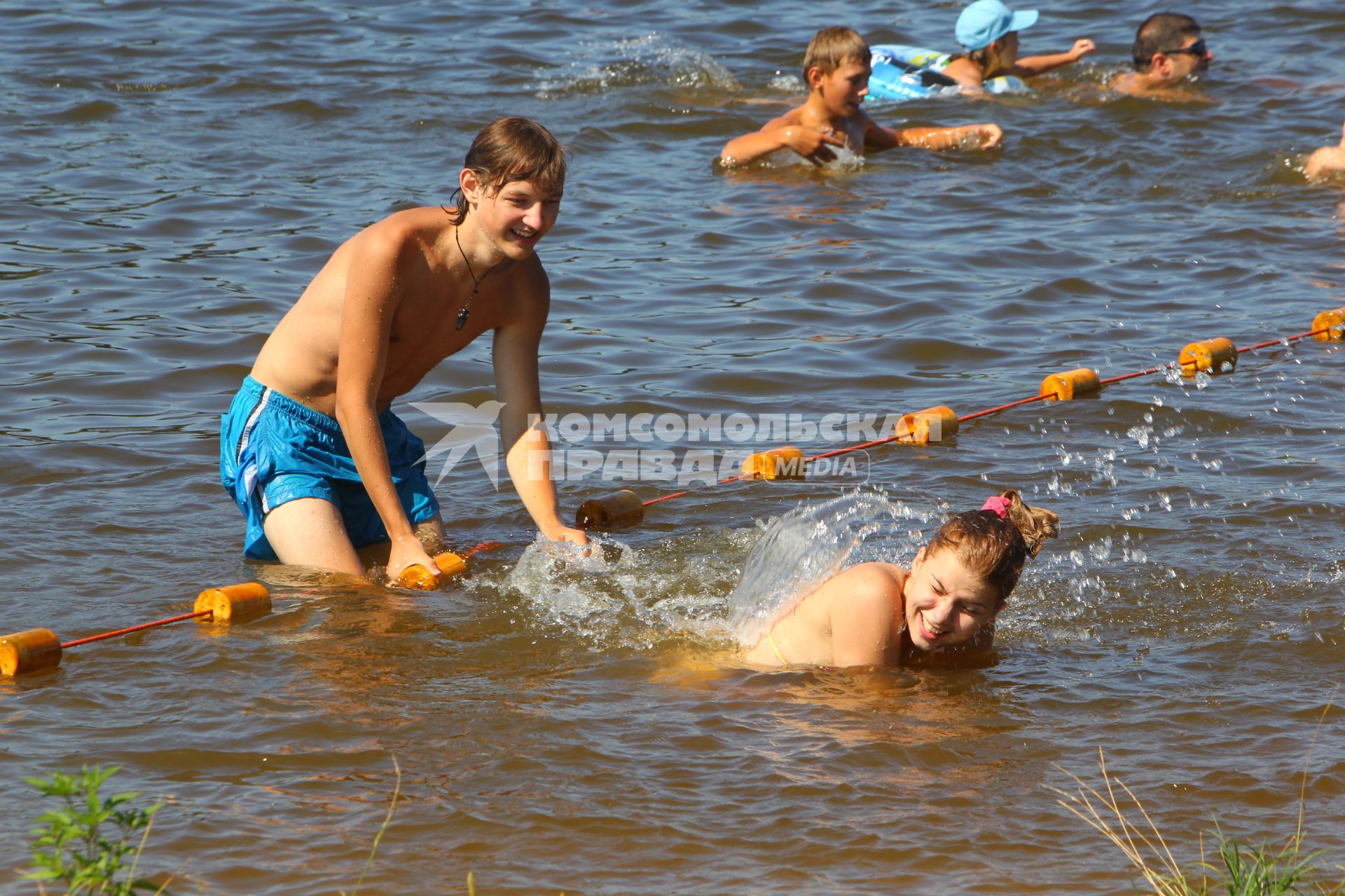 Жаркая погода в Москве, 12 июля 2010 года. Жара. Пляж на Левобережной. Москва-река. Купание. Загар. Аномальное потепление. Зной. Климат.