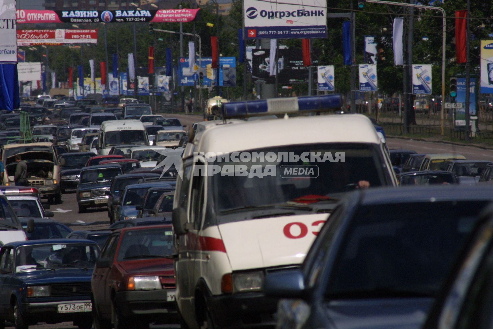 Жара, скорая помощь, автомобильные пробки