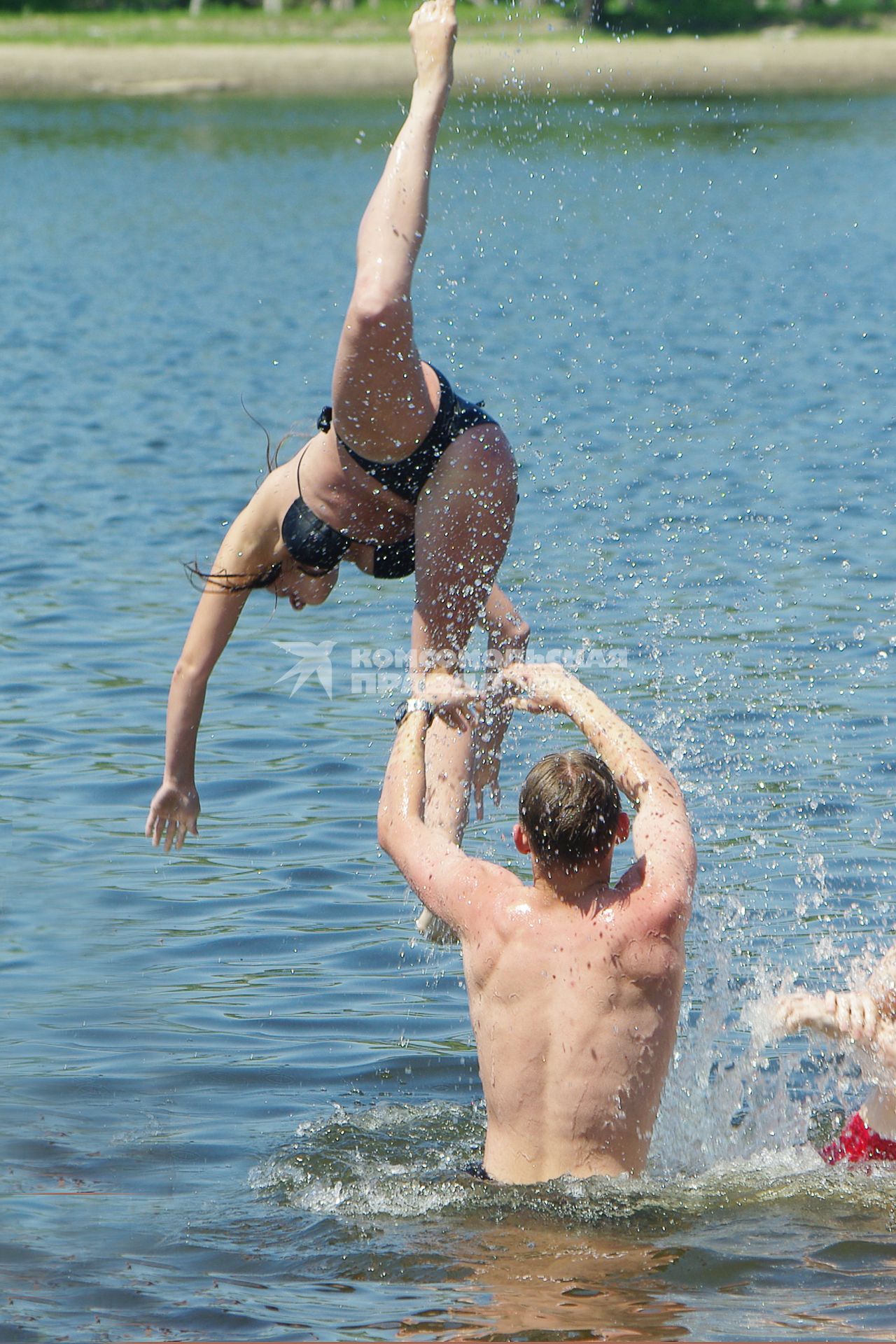 Молодежь на пляже, 8 июня 2010 года. Жара. Лето. Пляж. Водные развлечения. Прыжки в воду. Река. Вода. Зной.