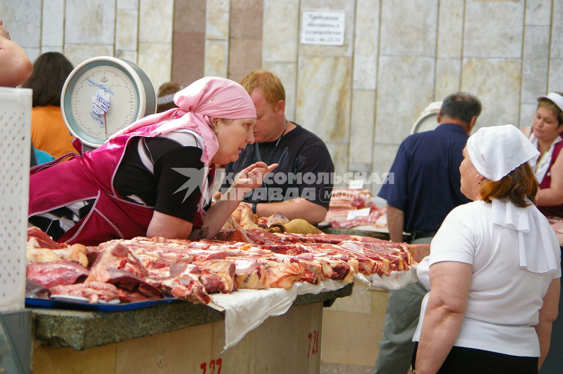 Торговля свежим мясом на рынке, 19 июня 2009 года. Торговля. Продажа. Мясо. Продукты. Еда. Торговка. Работа. Покупатель.