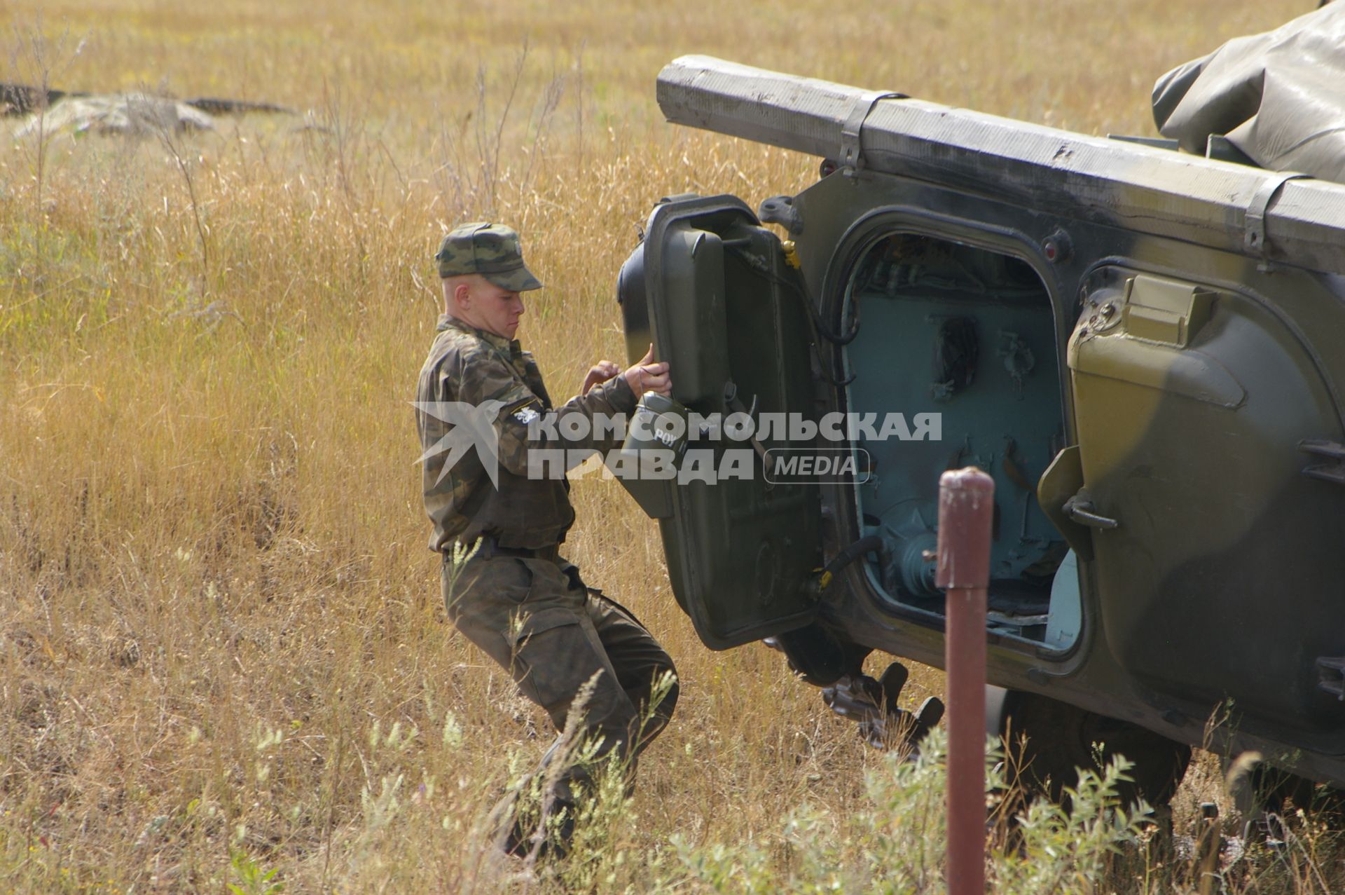 Солдат осваивает военную технику, с трудом открывает дверь , 19 августа 2009 года. Военная служба. Лето. Солдат. Призыв. Призывники. Армия. Долг перед страной. Военная техника. Обучение. Дух.