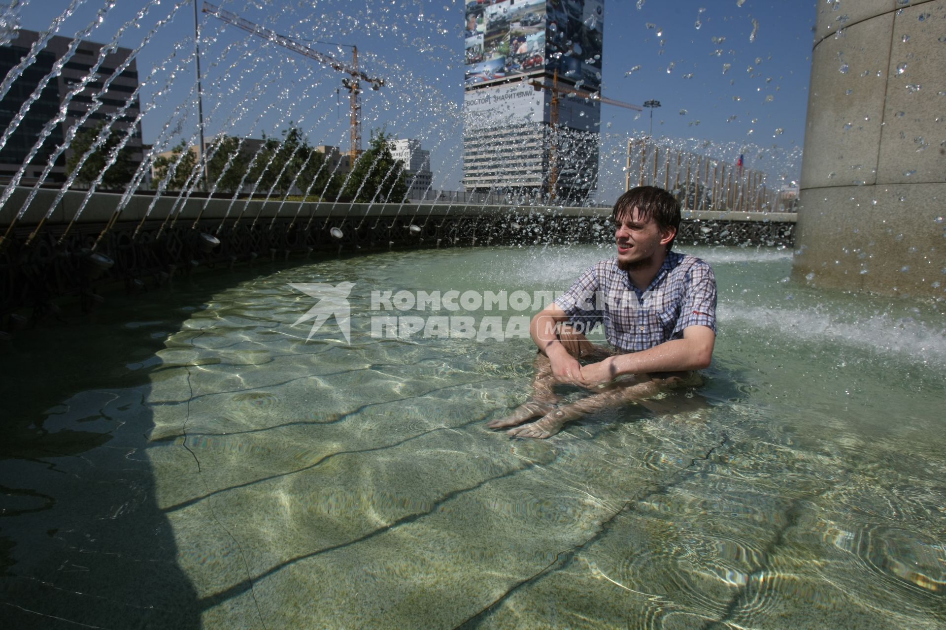 Жара в Москве. Купание в фонтанах, 17 июля 2010 года. Вода. Жажда. Зной . Питье. Глобальное потепление.