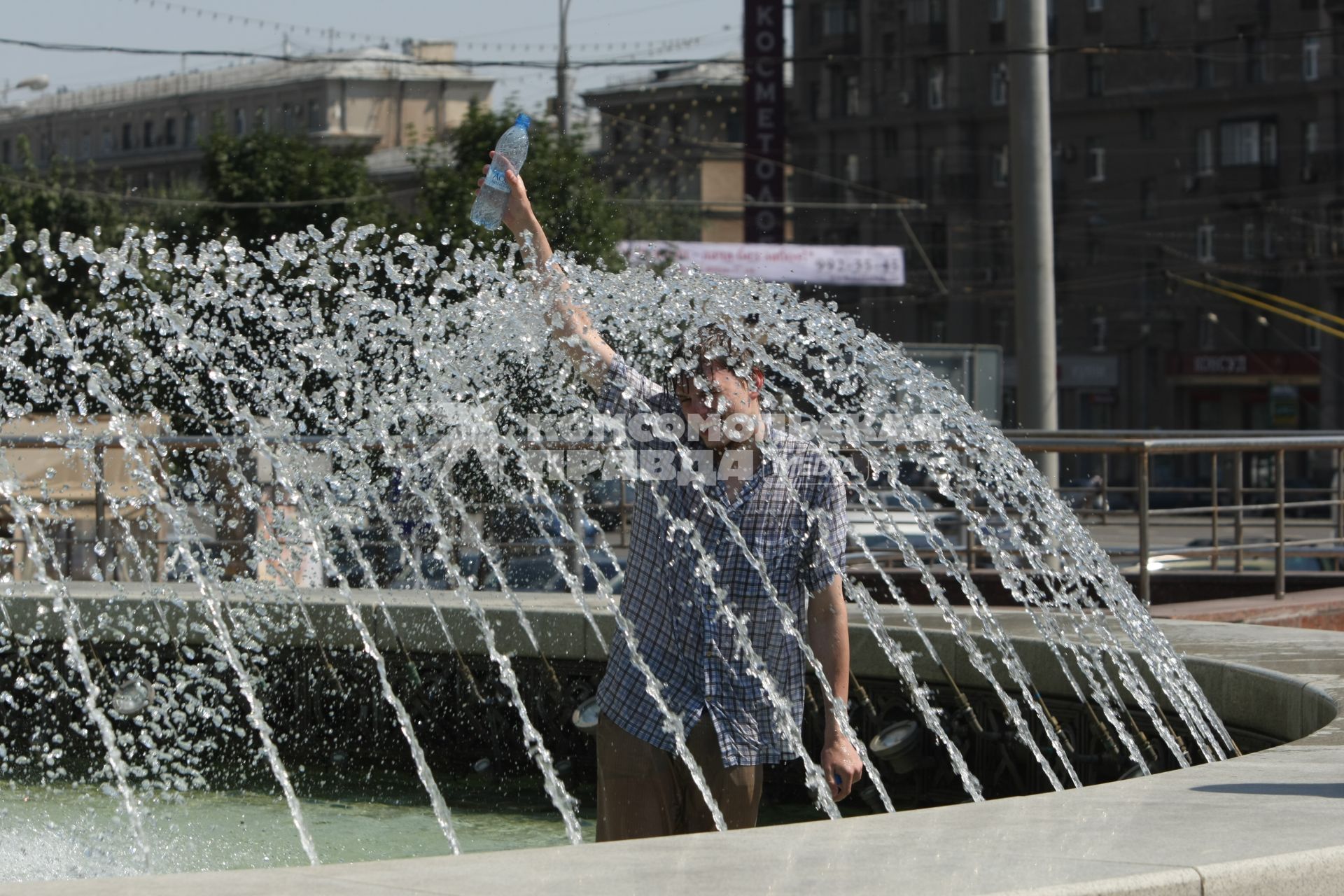 Жара в Москве. Купание в фонтанах, 17 июля 2010 года. Вода. Жажда. Зной . Питье. Глобальное потепление.