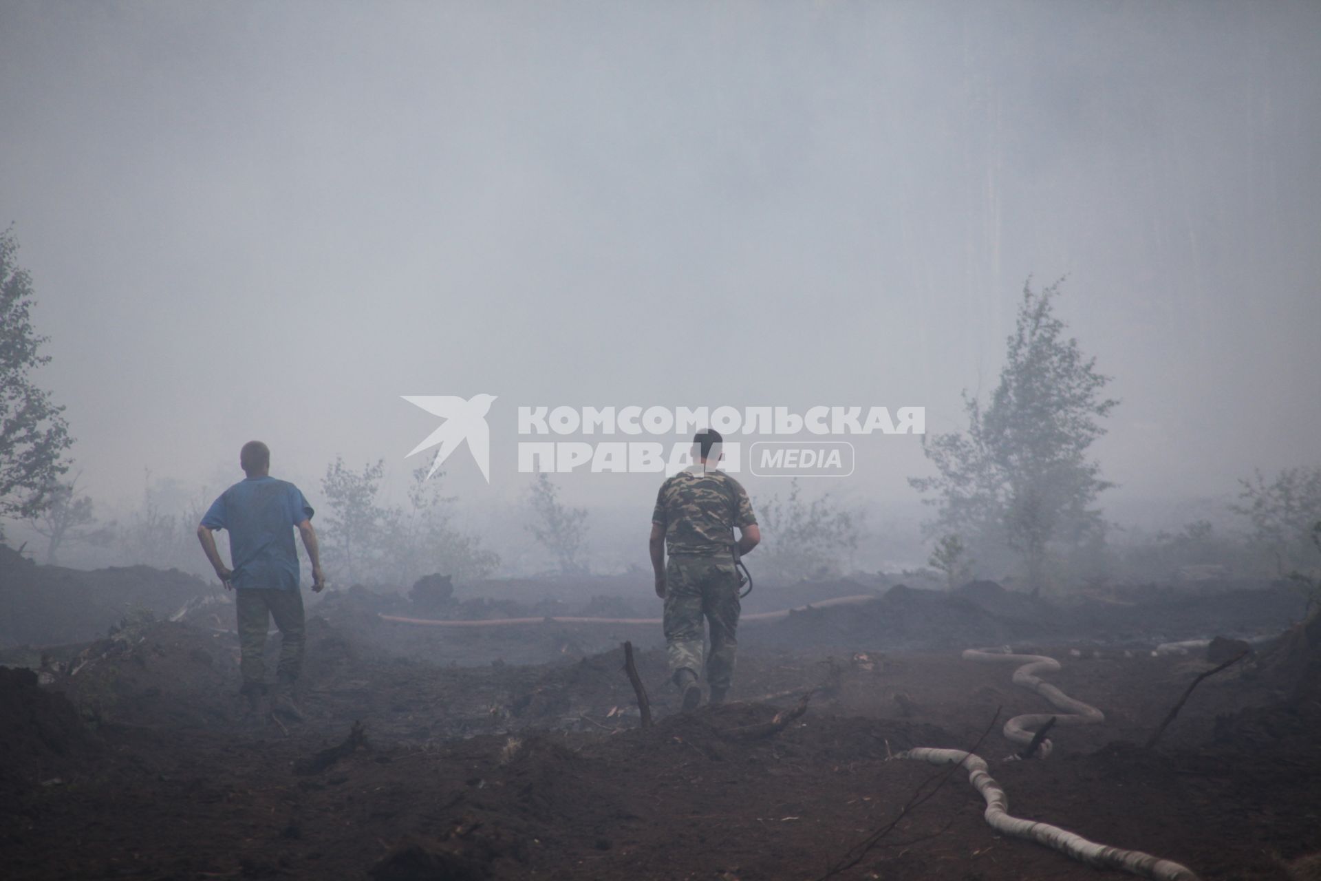 Тушение лечсных пожаров на торфяниках в Шатурском районе Подмосковья, 15 июля 2010 года. Лесной пожар. МЧС. Засуха. Жара. Зной. Глобальное потеплнение. Пожарный. Пожарные. Огонь. Торф.