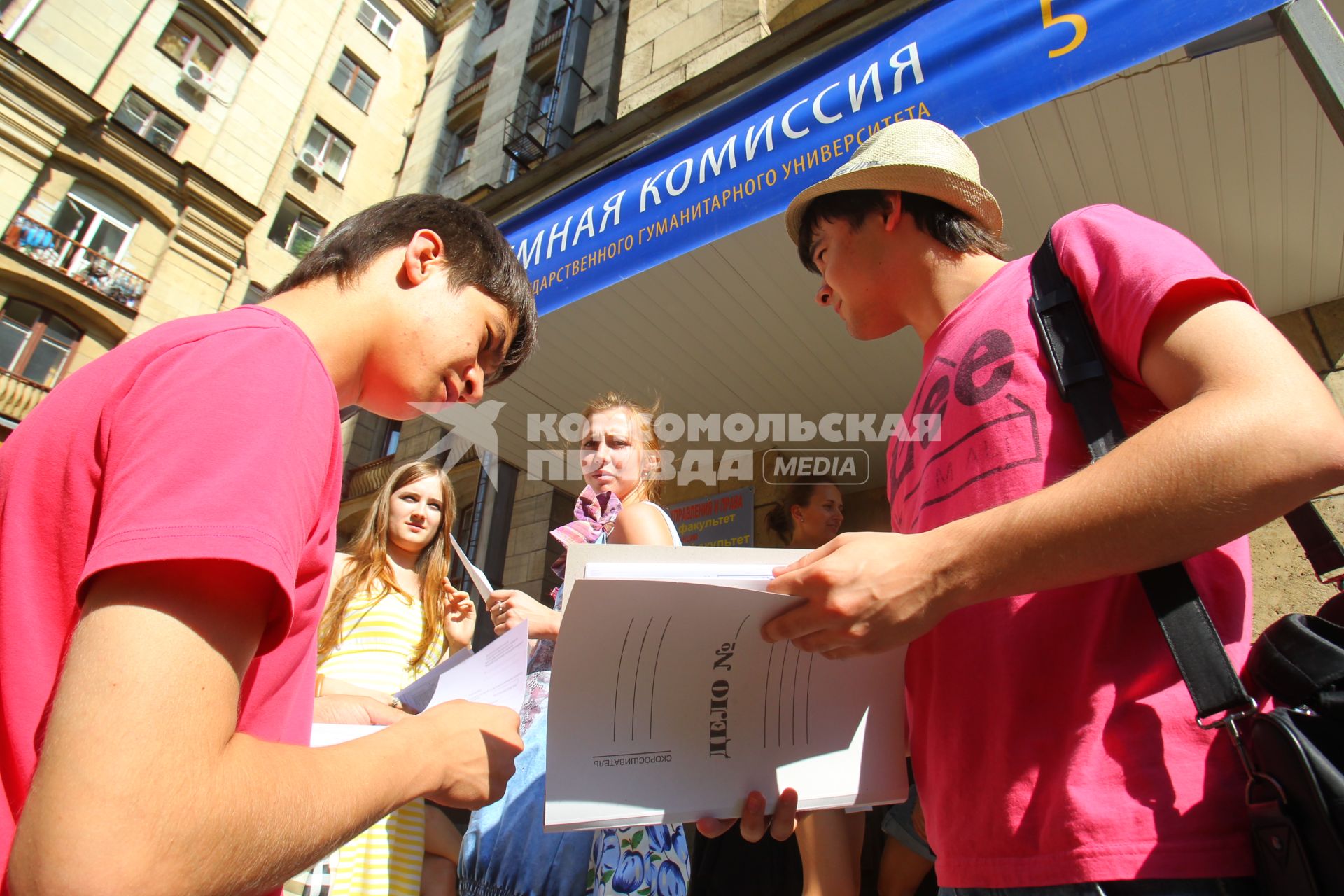 Прием документов на поступление в ВУЗ, 15 июля 2010 года. Институт. Высшее учебное заведение. Абитуриент. Студент. Итоги ЕГЭ. Экзамены. Дело. Документы.