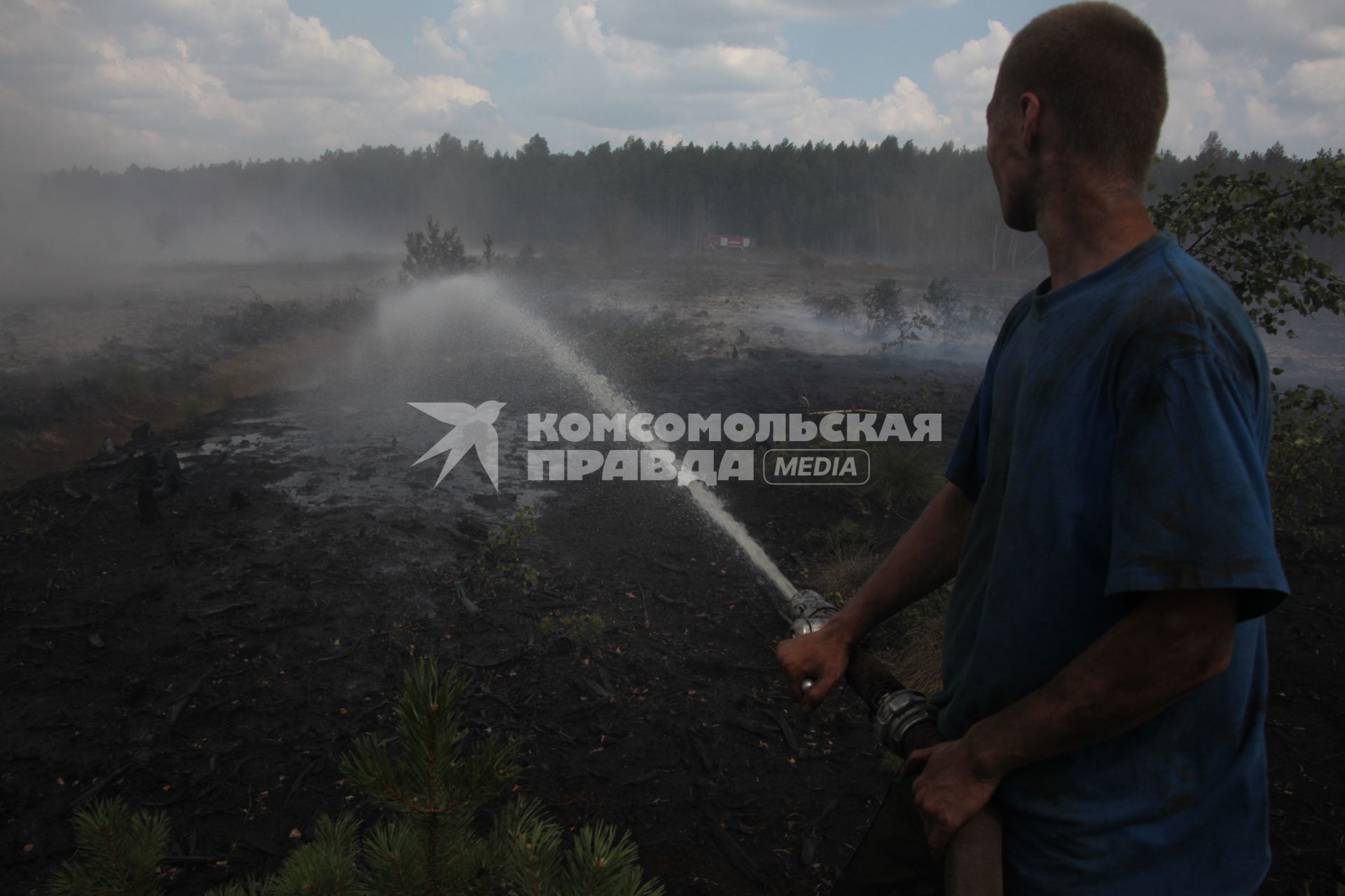 Тушение лечсных пожаров на торфяниках в Шатурском районе Подмосковья, 15 июля 2010 года. Лесной пожар. МЧС. Засуха. Жара. Зной. Глобальное потеплнение. Пожарный. Пожарные. Огонь. Торф.