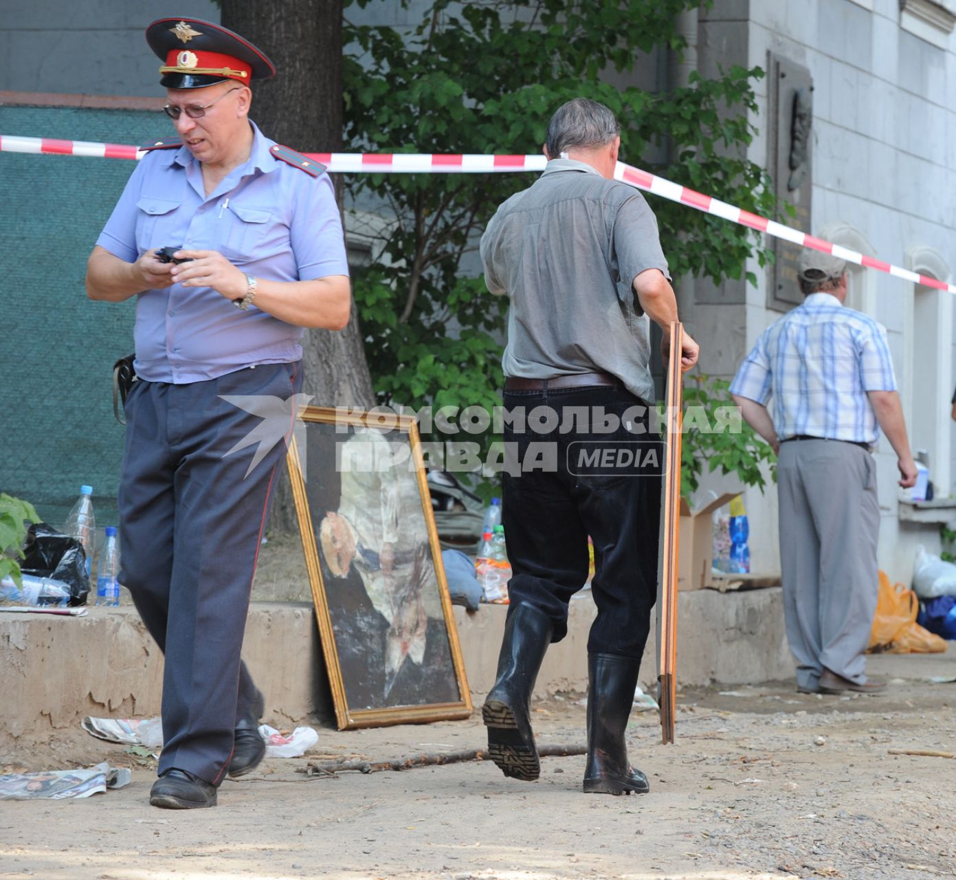 Сотрудники музея и милиция работают на месте пожара в Центре Грабаря, 17 июля 2010 года. Картины. Произведения искусства.