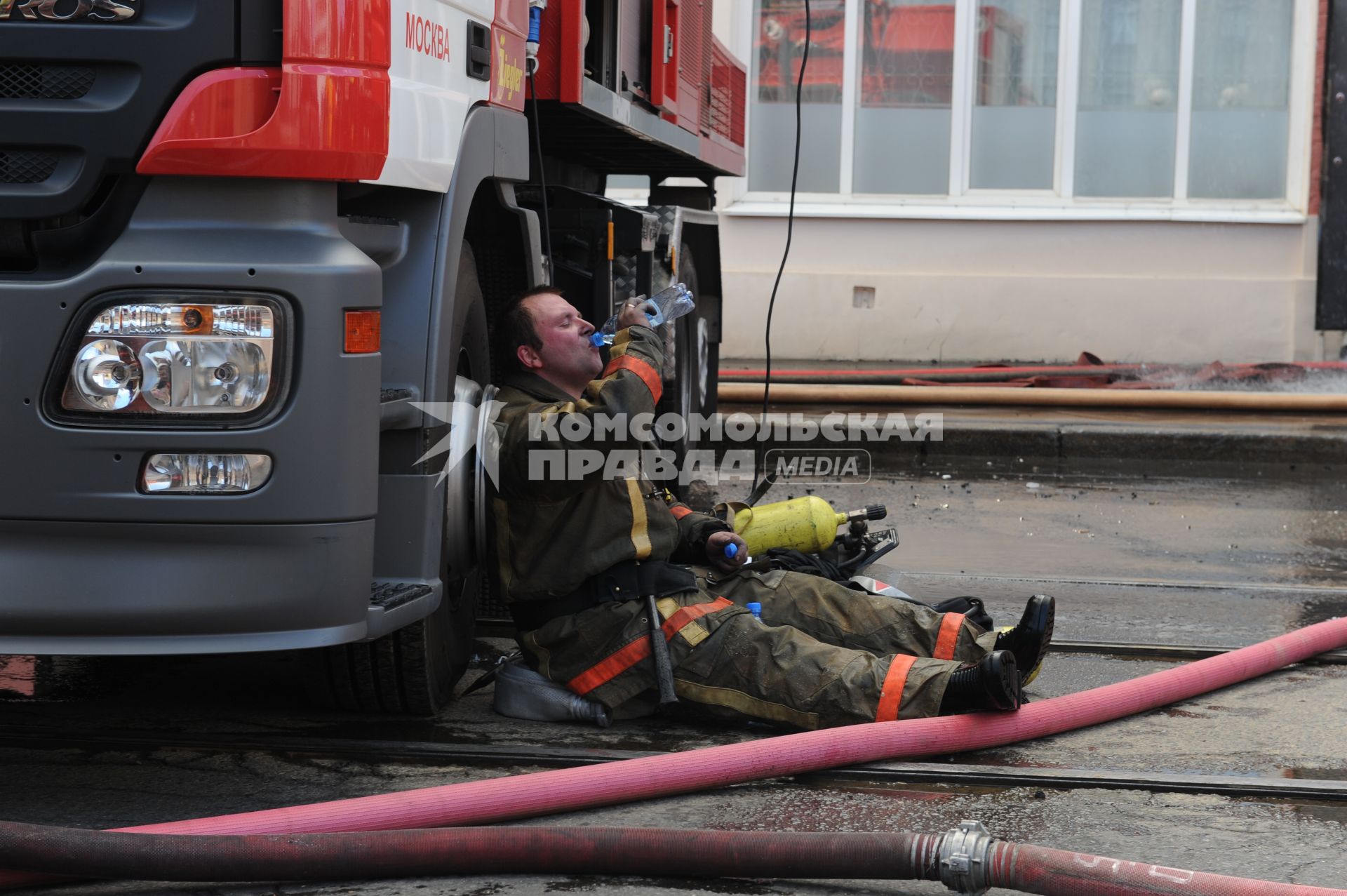 Тушение пожара в Центре Грабаря, 15 июля 2010 года. Картины. Произведения искусства. МЧС. Пожарные. Жара. Вода.