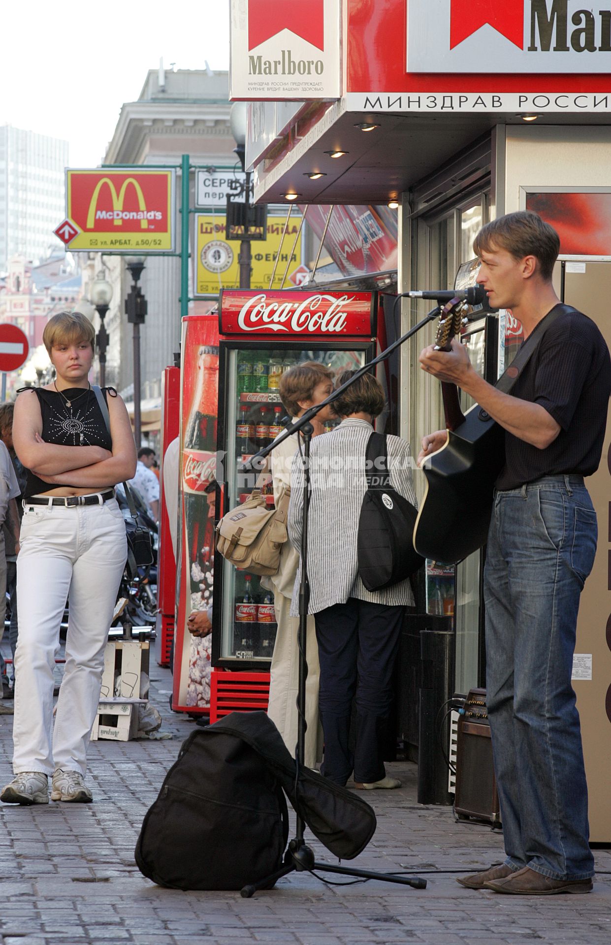 06.08.2005 г. Москва Старый Арбат. Уличный музыкант Игра на гитаре, гитара, гитарист