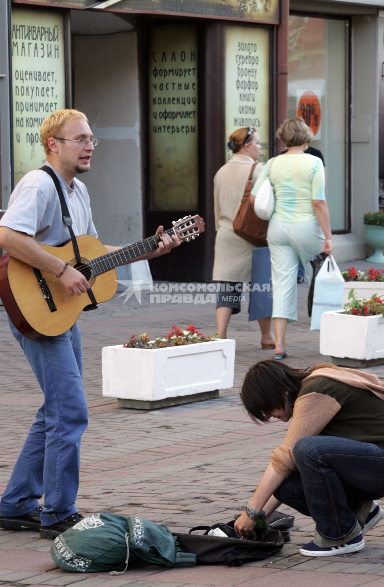 06.08.2005 г. Москва Старый Арбат. Уличный музыкант Игра на гитаре, гитара, гитарист