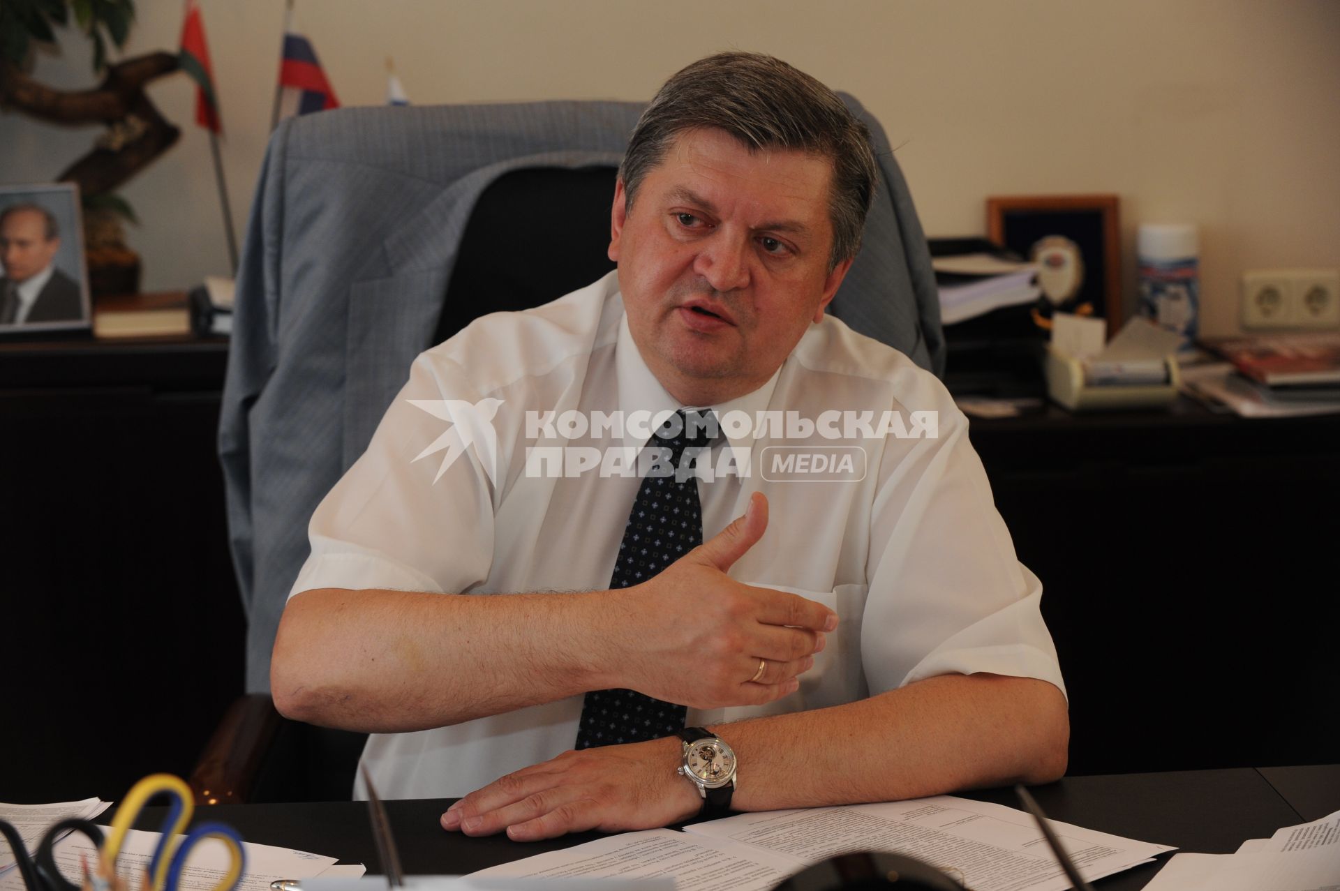 Главы Росстата Александр Суринов в рабочем кабинете, 8 июля 2010 года.