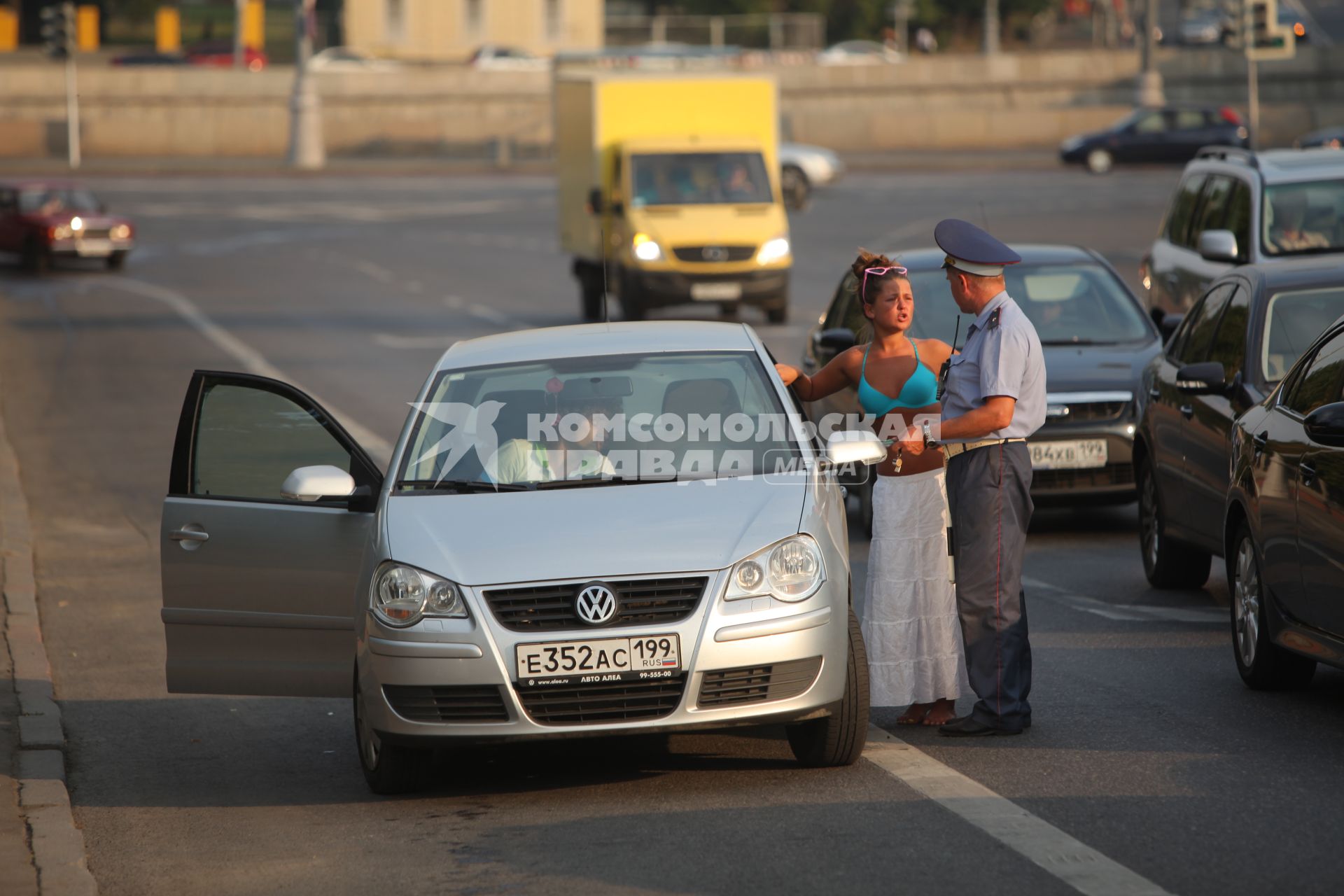 Жара в Москве, 20 июля 2010 года. Жанровые фото с из центра города. Автомобили. Движение на дороге. ГАИ. ГИБДД. Нарушение правил. Женщина за рулем. Штраф.