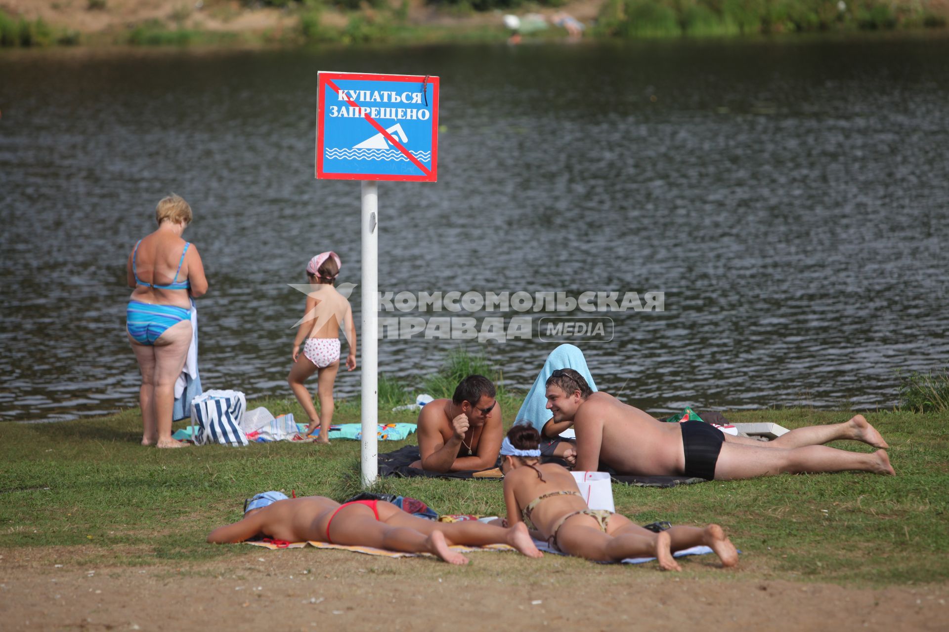 Жара в Москве, 21 июля 2010 года. Жанровые фото. купание. вода. пляж. дети. запрет купания. загар.   купаться запрещено.