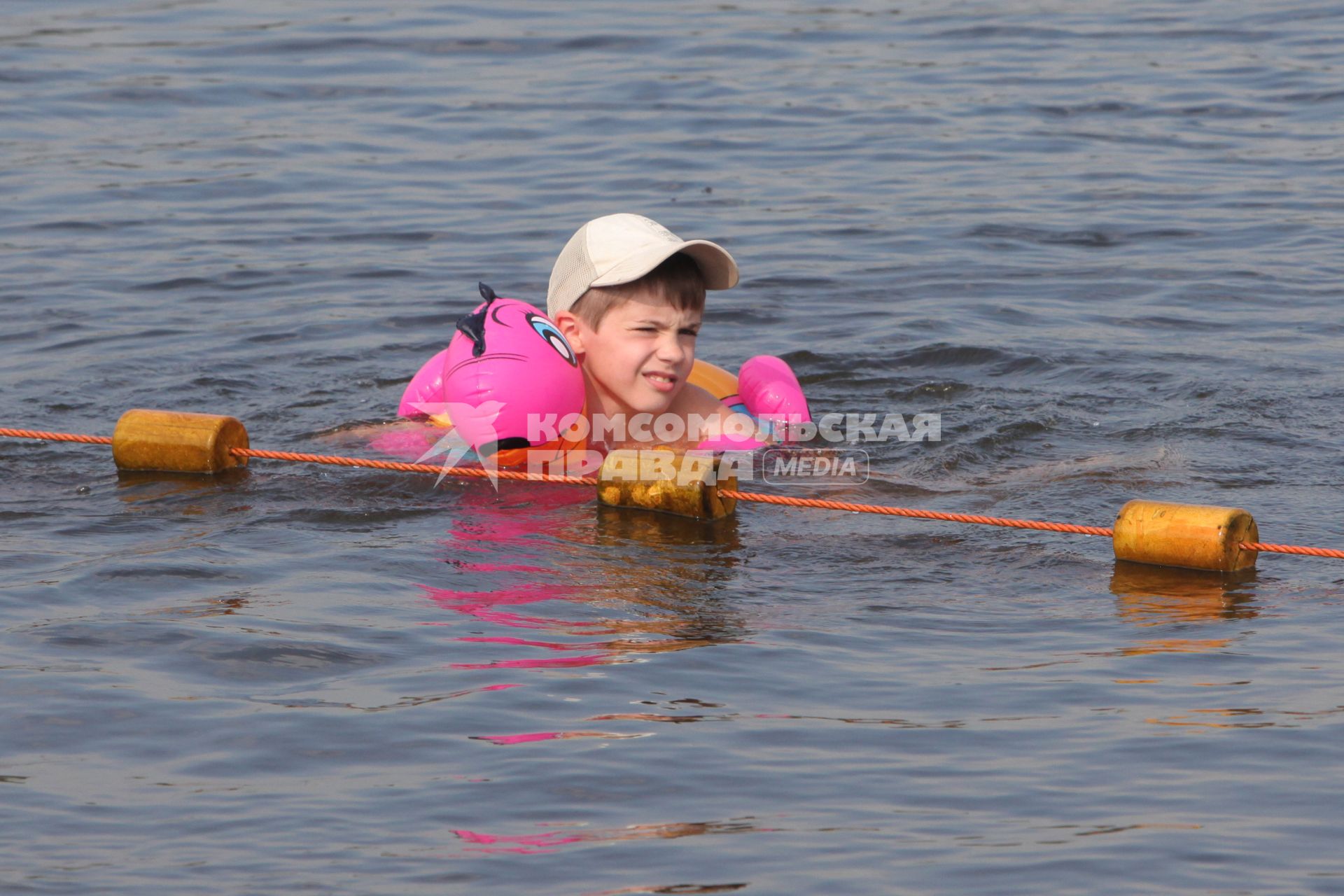 Жара в Москве, 21 июля 2010 года. Жанровые фото. купание. вода. пляж. дети. ребенок. буйки. купаться запрещено. запрет. опасная зона.