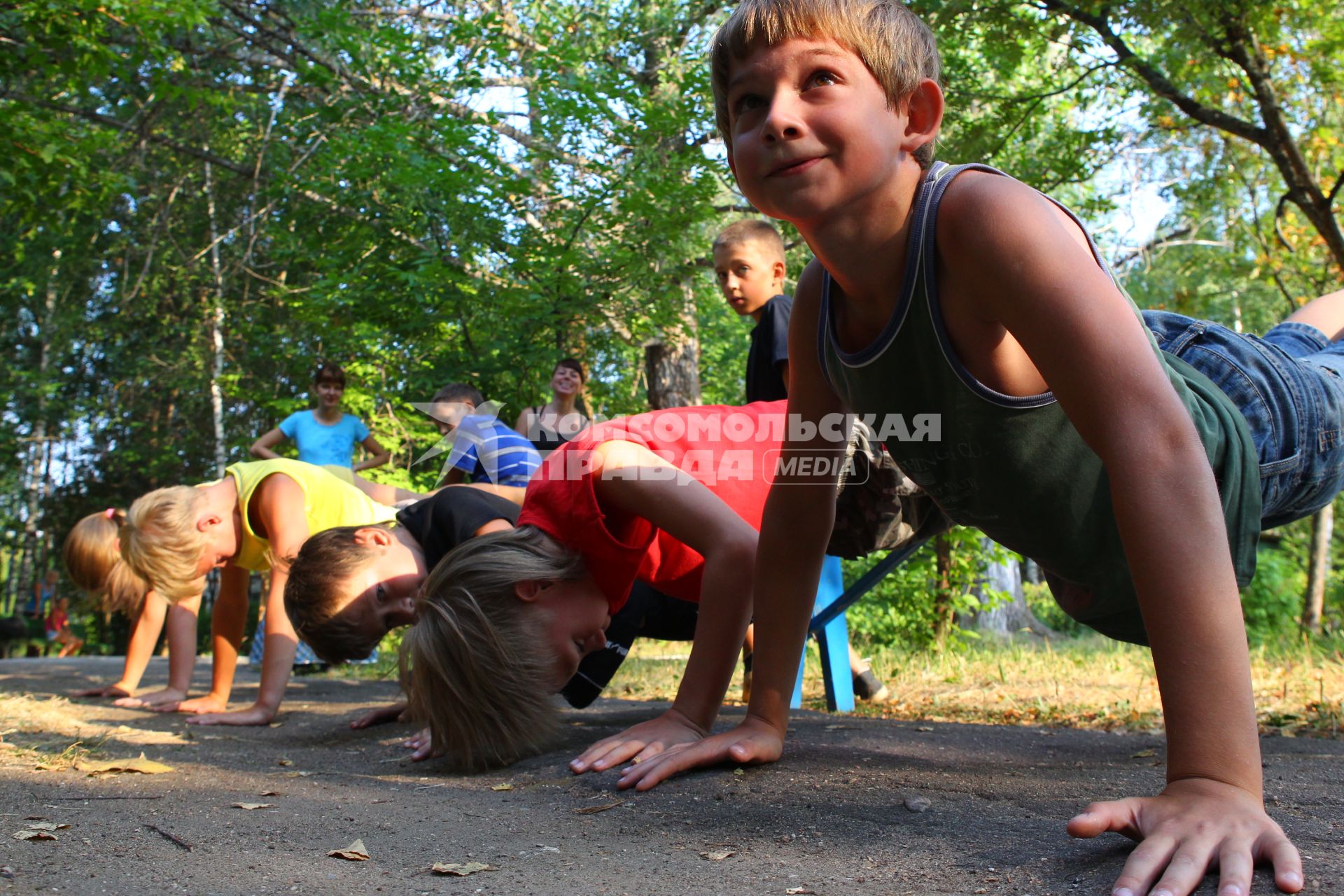 Дети в детском лагере отдыха, Подмосковье, 22 июля 2010 года. Физкультура.