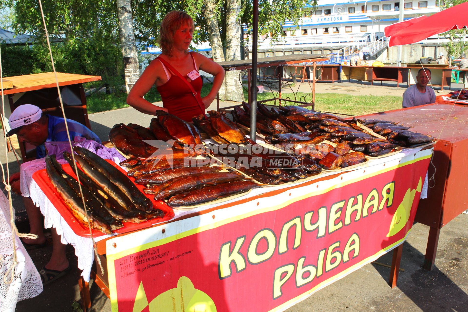 Город Мышкин Ярославской области, 16 июля 2010 года. Рыба. Копченая. Рыболовство. Еда. Уличная торговля. Продавец.