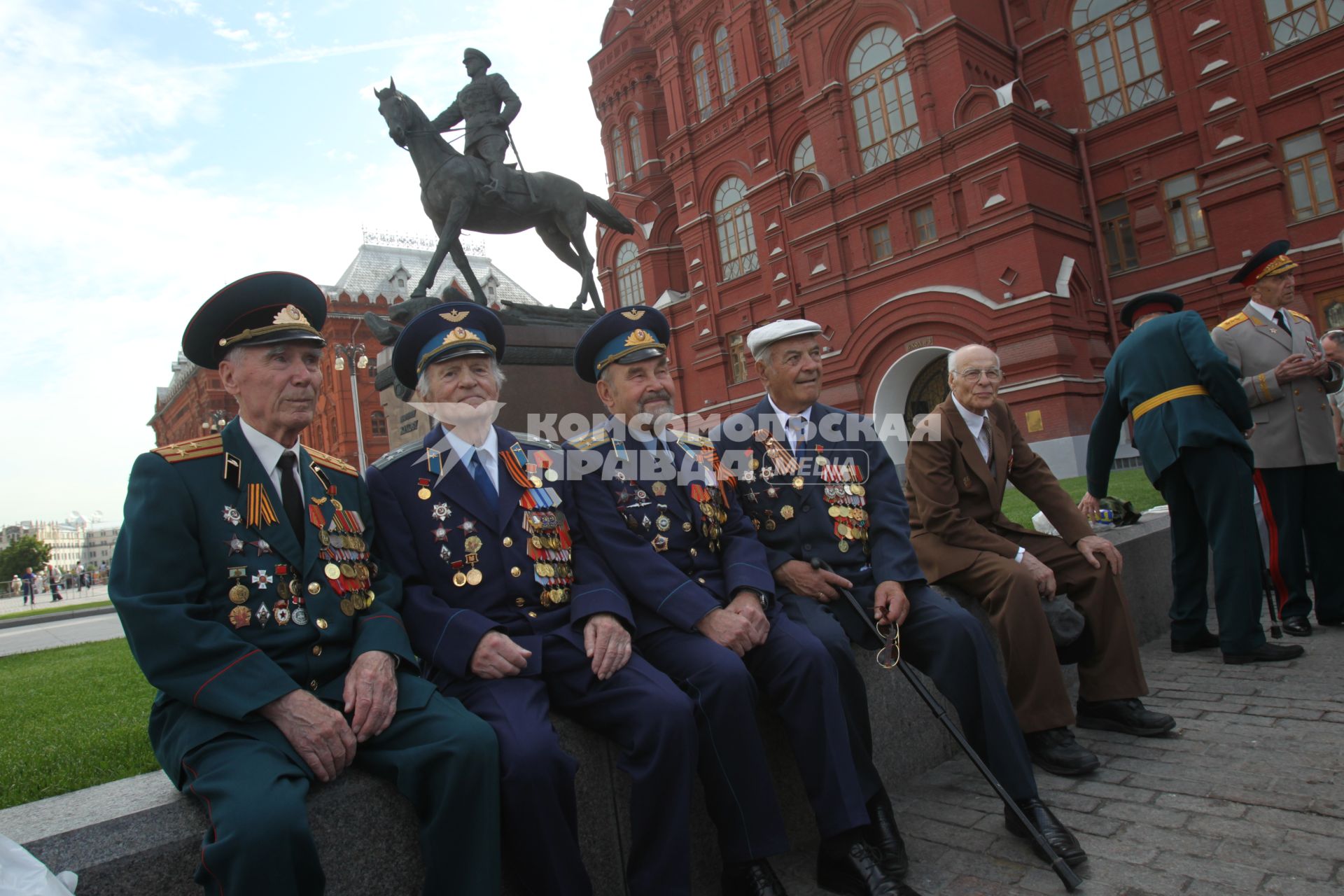 ВОЗЛОЖЕНИЕ ВЕНКОВ ВЕЧНЫЙ ОГОНЬ ВЕТЕРАНЫ ВОЙНЫ УЧАСТНИКИ ПРАВДА ПОБЕДЫ КРАСНАЯ ПЛОЩАДЬ 24 ИЮНЯ 2010