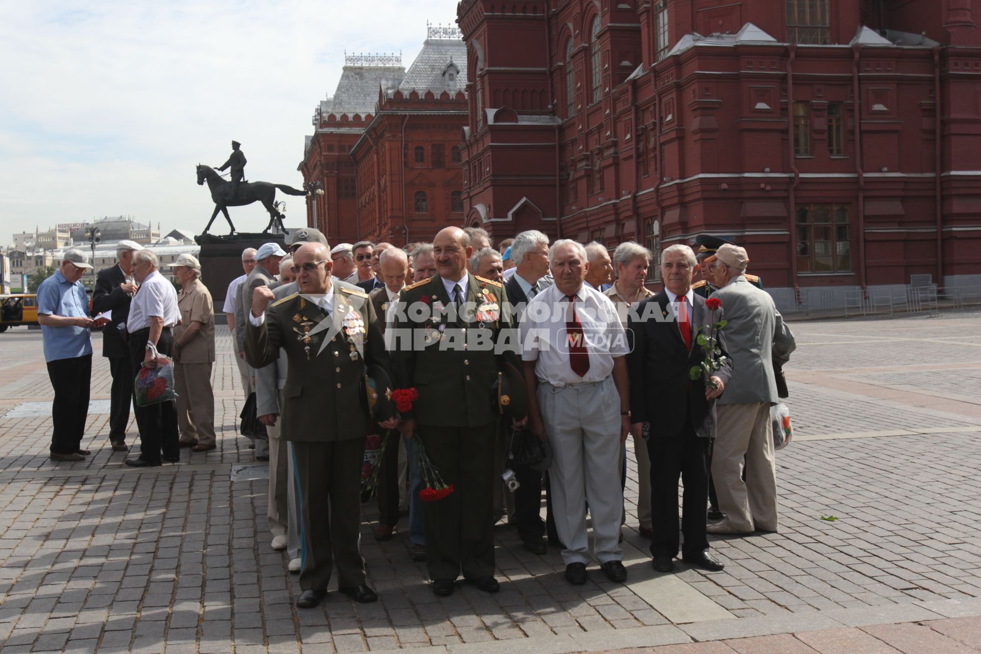 ВОЗЛОЖЕНИЕ ВЕНКОВ ВЕЧНЫЙ ОГОНЬ ВЕТЕРАНЫ ВОЙНЫ УЧАСТНИКИ ПРАВДА ПОБЕДЫ КРАСНАЯ ПЛОЩАДЬ 24 ИЮНЯ 2010