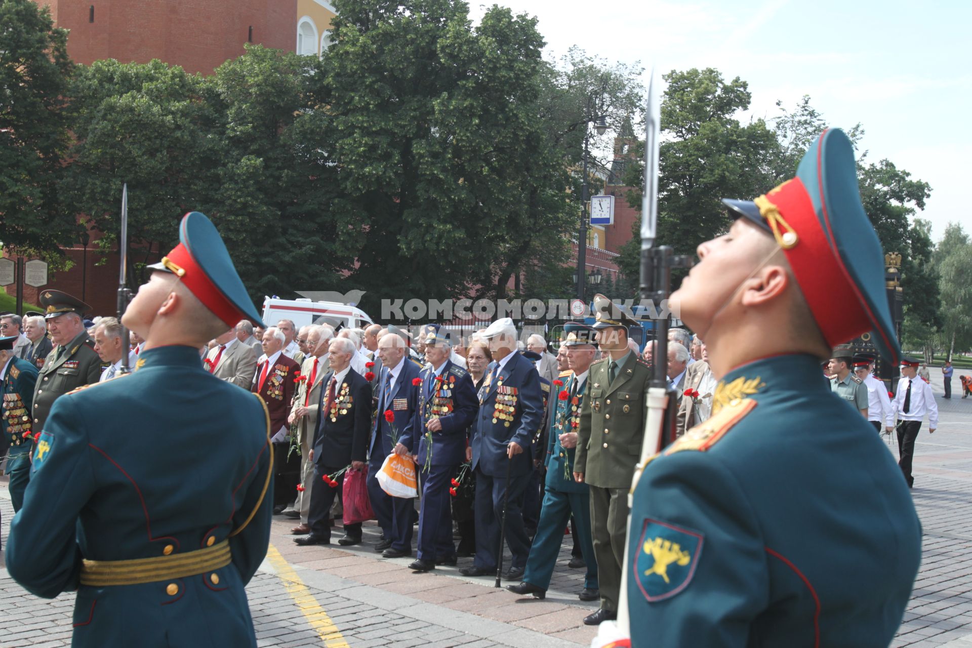 ВОЗЛОЖЕНИЕ ВЕНКОВ ВЕЧНЫЙ ОГОНЬ ВЕТЕРАНЫ ВОЙНЫ УЧАСТНИКИ ПРАВДА ПОБЕДЫ КРАСНАЯ ПЛОЩАДЬ 24 ИЮНЯ 2010