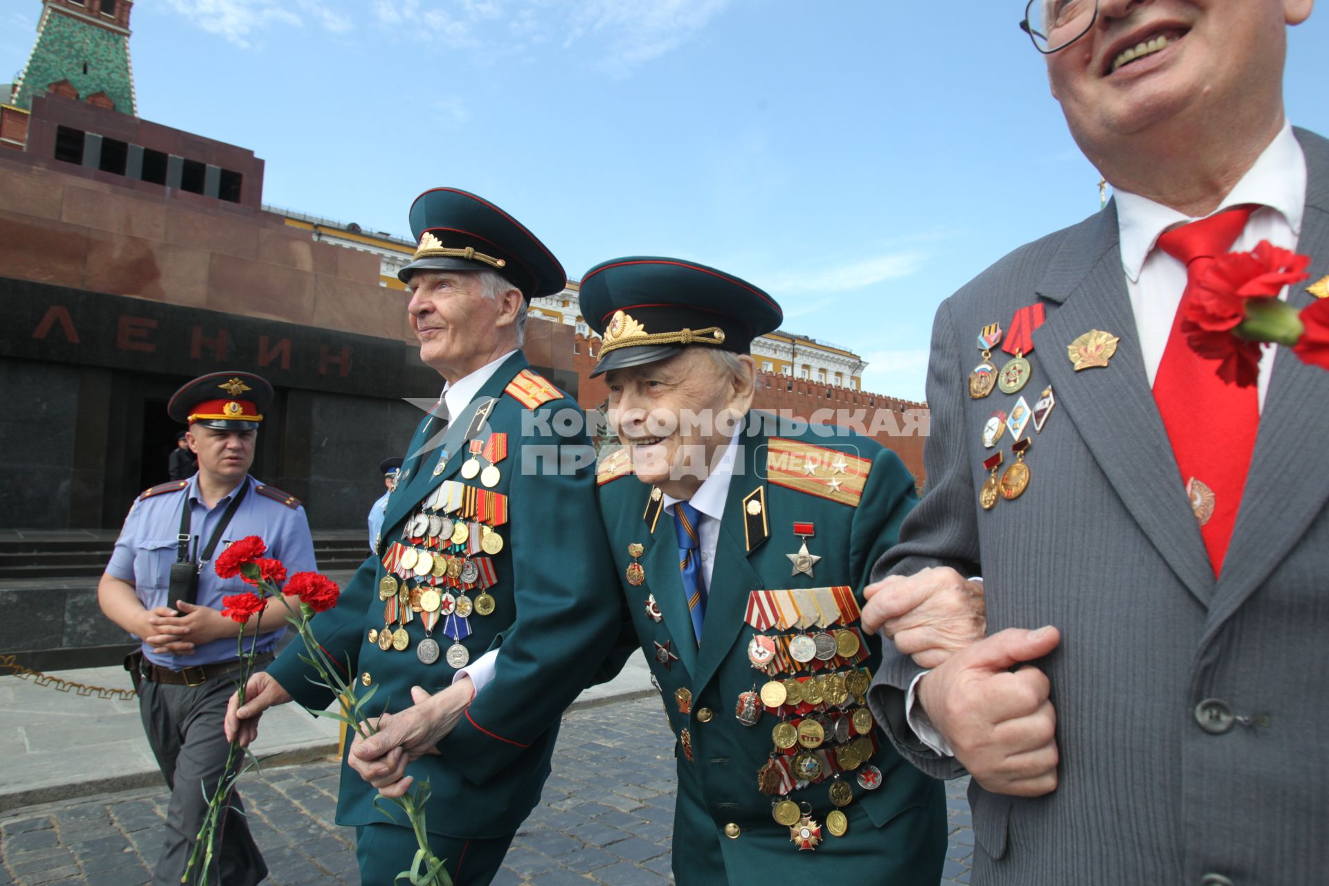 ВОЗЛОЖЕНИЕ ВЕНКОВ ВЕЧНЫЙ ОГОНЬ ВЕТЕРАНЫ ВОЙНЫ УЧАСТНИКИ ПРАВДА ПОБЕДЫ КРАСНАЯ ПЛОЩАДЬ 24 ИЮНЯ 2010