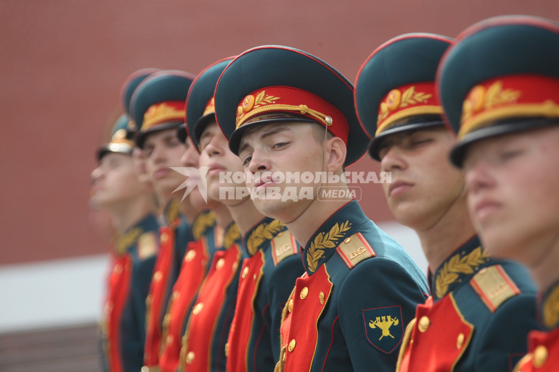 ВОЗЛОЖЕНИЕ ВЕНКОВ ВЕЧНЫЙ ОГОНЬ ВЕТЕРАНЫ ВОЙНЫ УЧАСТНИКИ ПРАВДА ПОБЕДЫ КРАСНАЯ ПЛОЩАДЬ 24 ИЮНЯ 2010