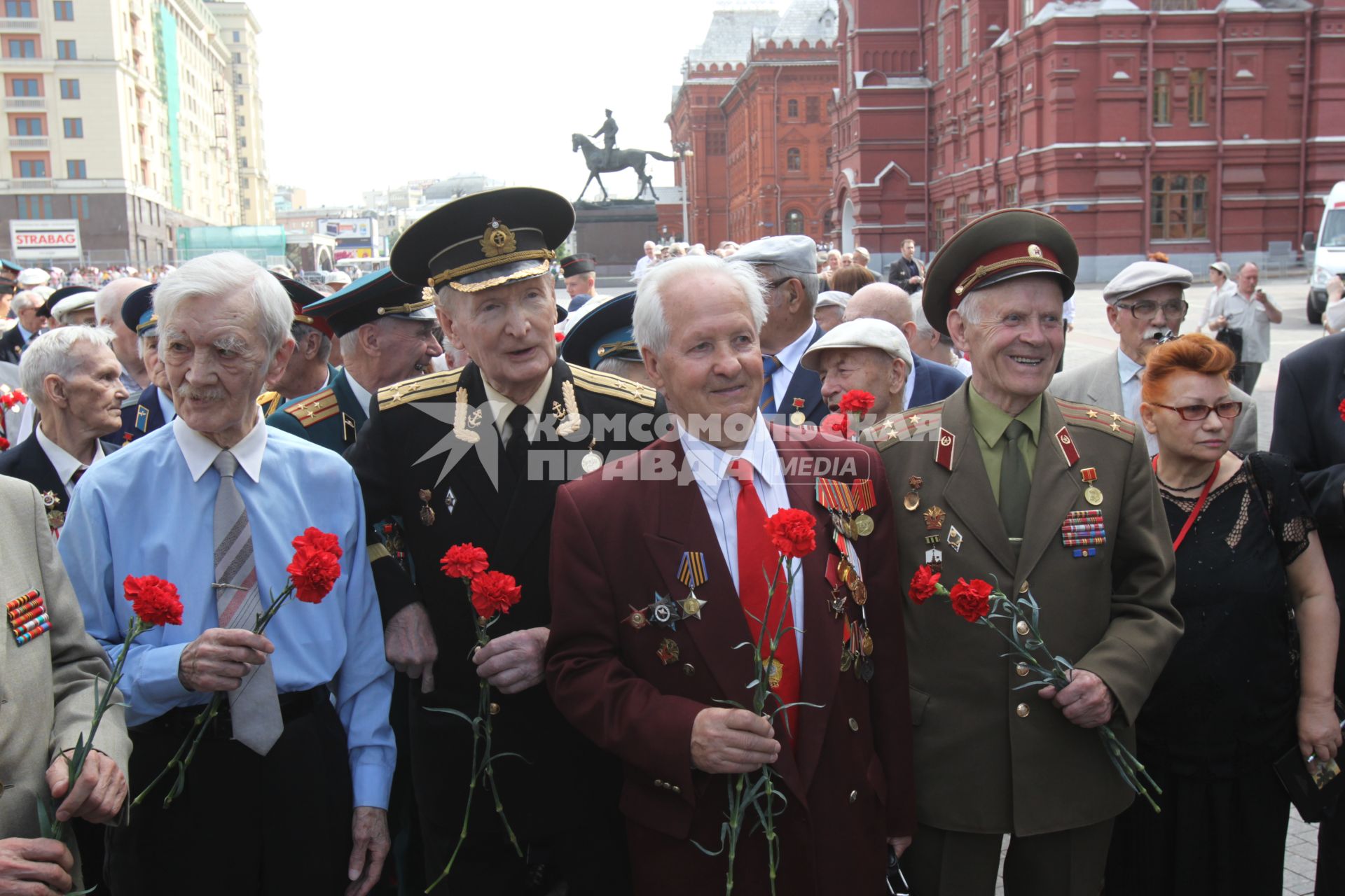 ВОЗЛОЖЕНИЕ ВЕНКОВ ВЕЧНЫЙ ОГОНЬ ВЕТЕРАНЫ ВОЙНЫ УЧАСТНИКИ ПРАВДА ПОБЕДЫ КРАСНАЯ ПЛОЩАДЬ 24 ИЮНЯ 2010