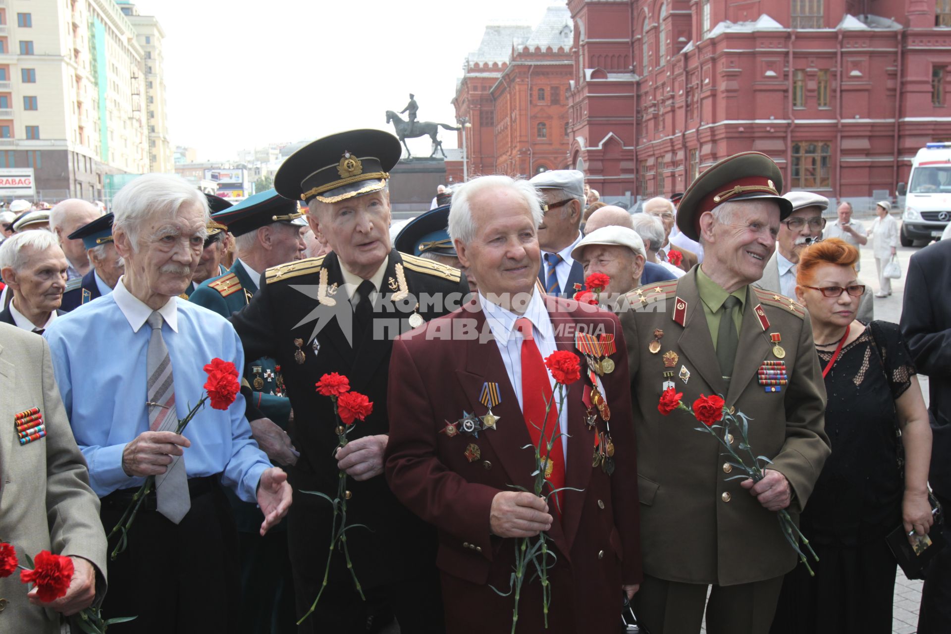 ВОЗЛОЖЕНИЕ ВЕНКОВ ВЕЧНЫЙ ОГОНЬ ВЕТЕРАНЫ ВОЙНЫ УЧАСТНИКИ ПРАВДА ПОБЕДЫ КРАСНАЯ ПЛОЩАДЬ 24 ИЮНЯ 2010