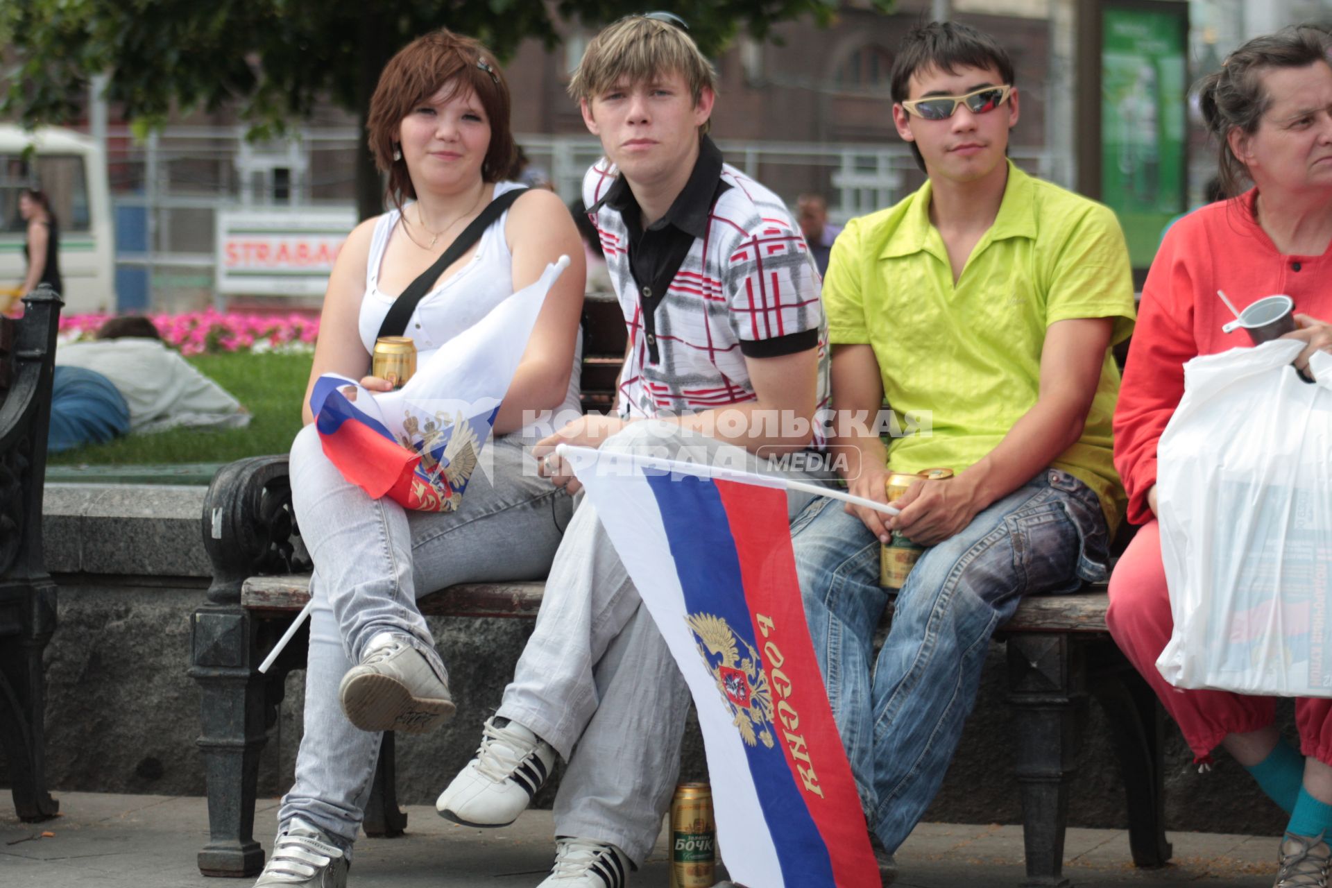 Москвичи на Манежной площади в День Независимости, 12 июня 2010 года. Россия. Флаг. Государственная символика. Имидж.