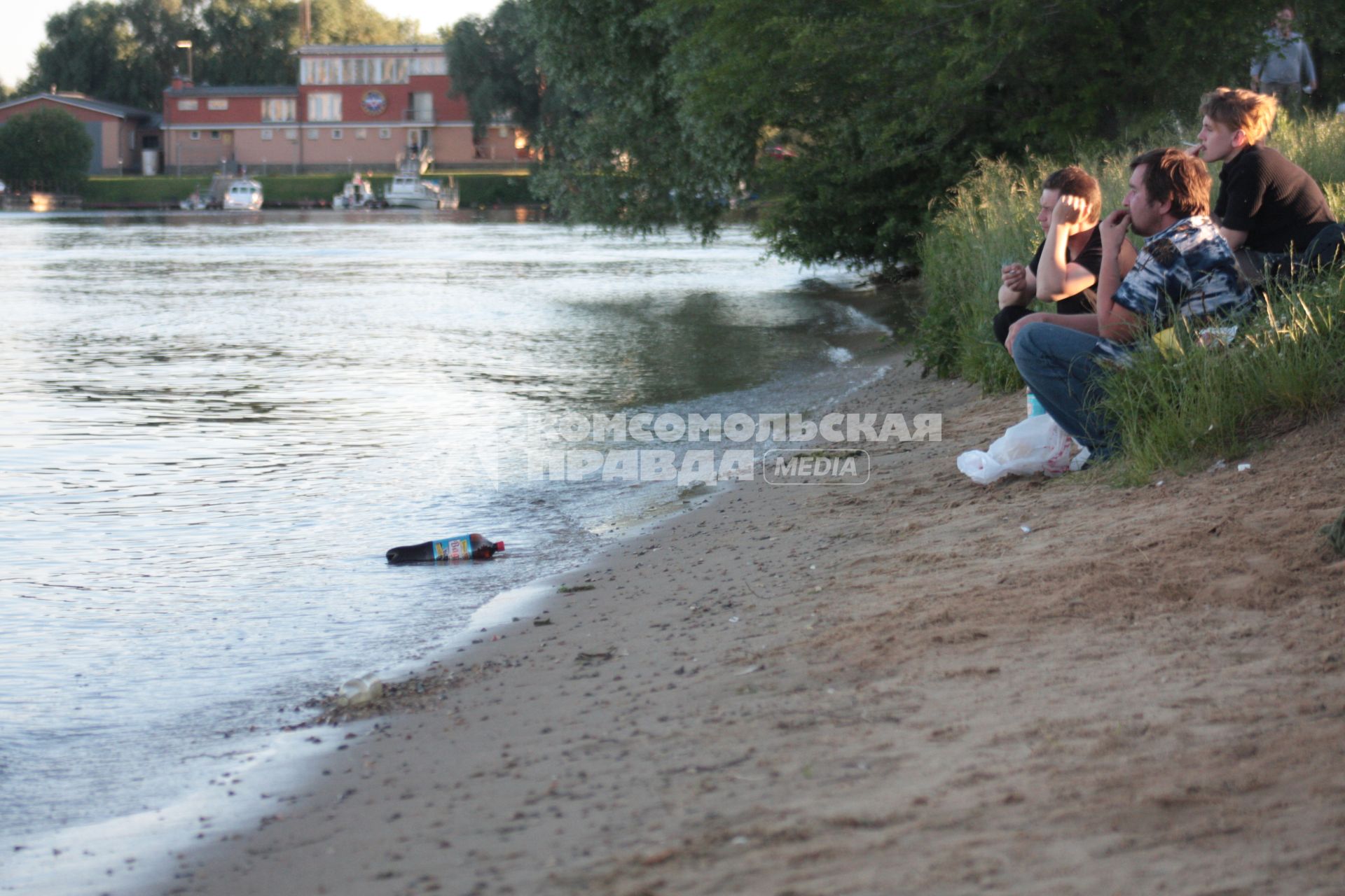 Москвичи в городских зонах отдыха, 12 июня 2010 года. Досуг. Выходной день. Пиво. Мусор. Тара. Бутылка.