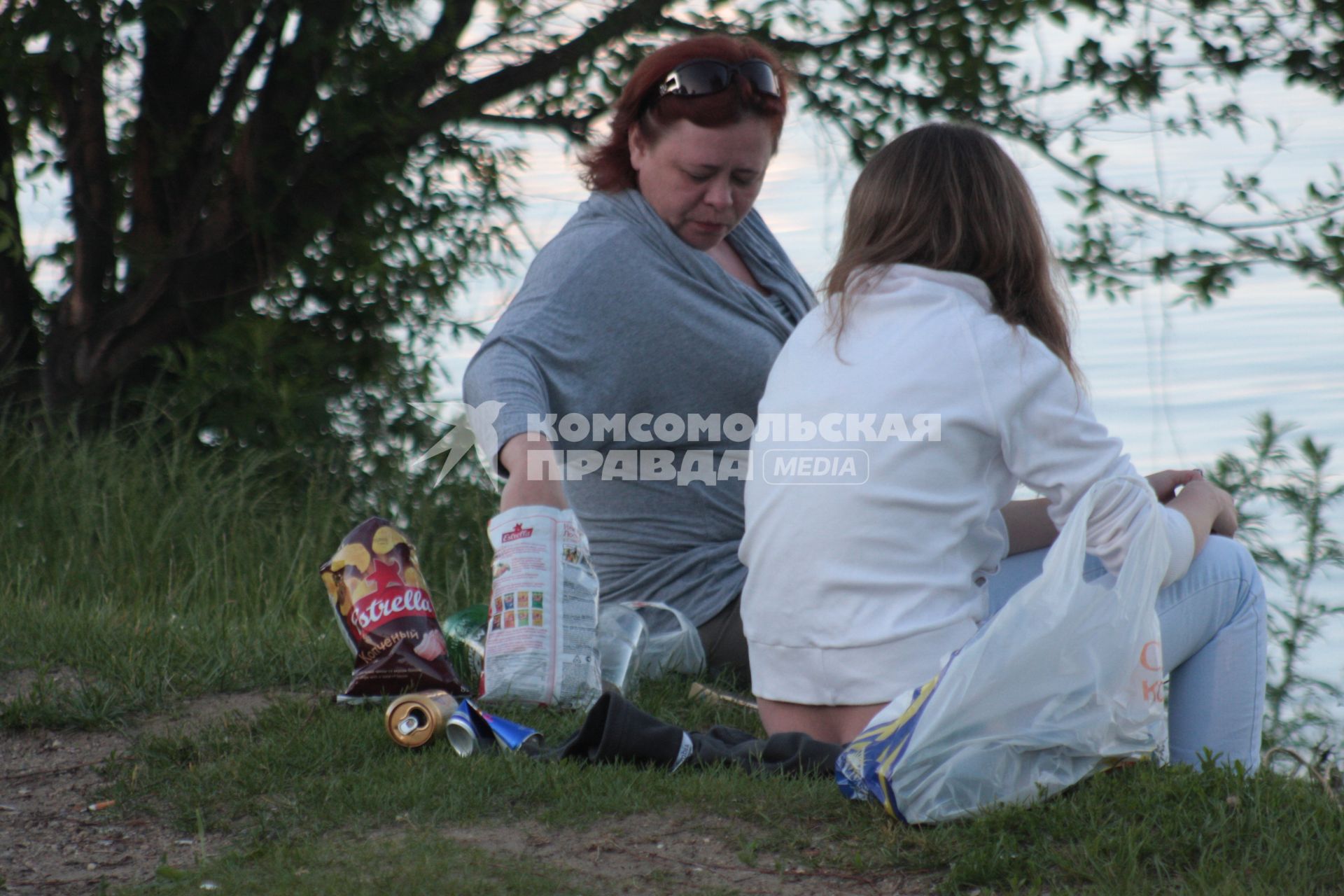 Москвичи в городских зонах отдыха, 12 июня 2010 года. Досуг. Выходной день. Мусор. Тара. Бутылка. Банка. Пиво. Чипсы.