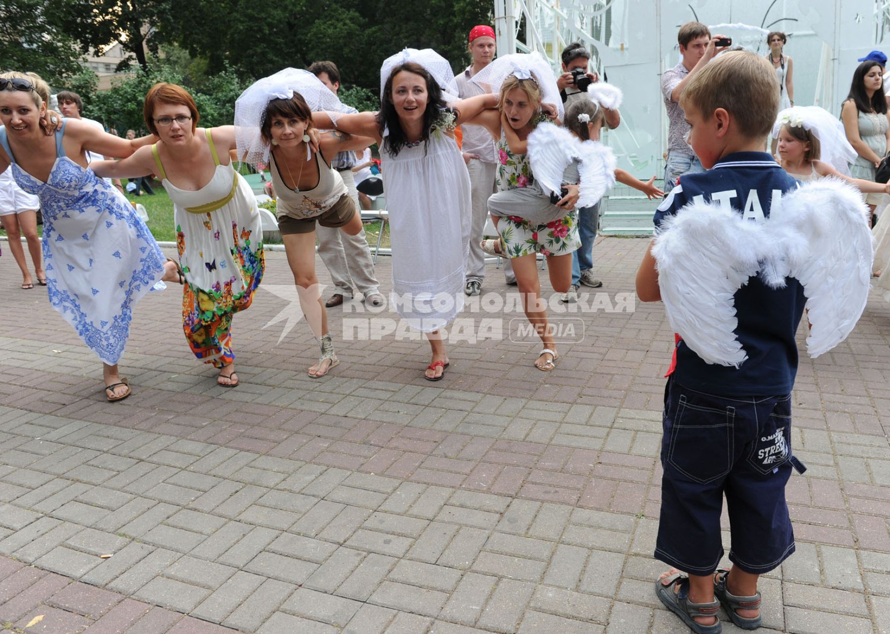 Фестиваль свадебных пар в саду ЭРМИТАЖ, 24 июля 2010 года. Школа танцев. Танцы. Невеста. Фата. Дети.