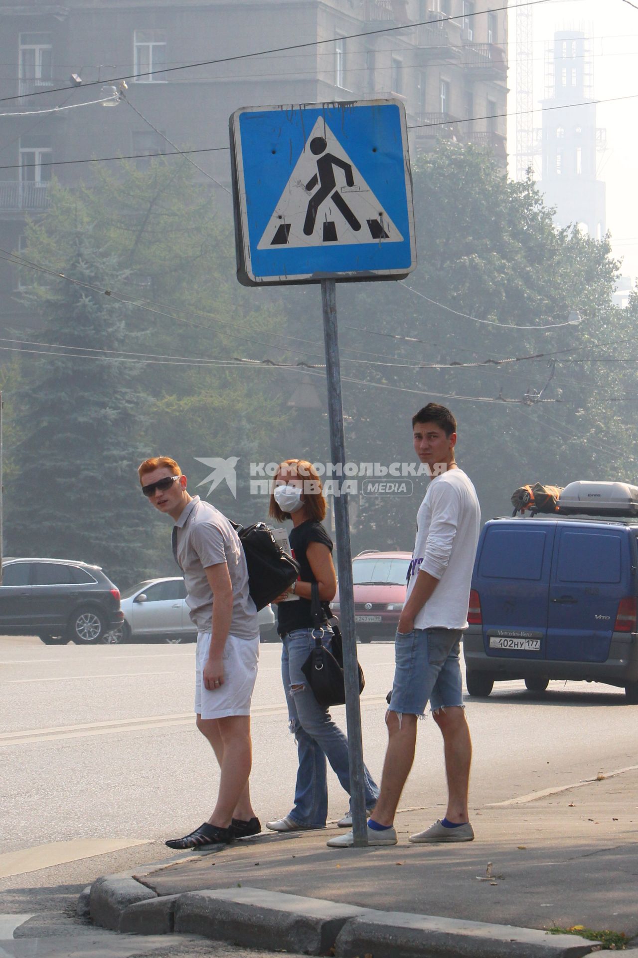 Смог от лесных пожаров в Москве, 27 июля 2010 года. Лесной пожар. Лесные пожары. Тушение. Дым. Гарь. Маска. Средство защиты. Экология. Глобальное потепление. Пешеходы. Переход. Грипп. Простуда. Болезнь.