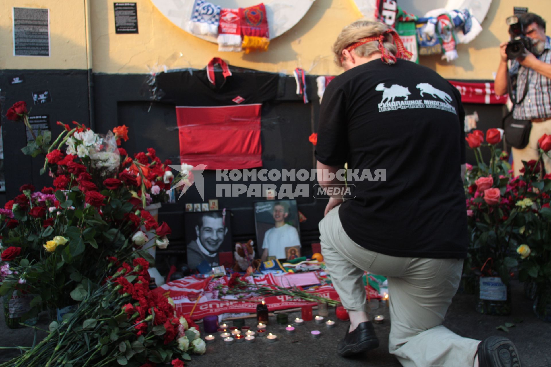 Акция памяти 22-летнего москвича Юрия Волкова, убитого 10 июля на Чистопрудном бульваре, прошла у станции метро \"Чистые пруды\". 26 июля 2010 года.