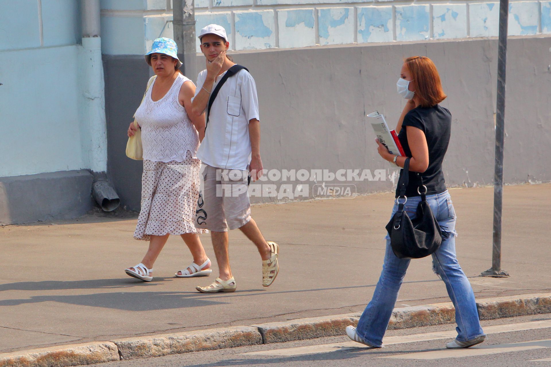 Смог от лесных пожаров в Москве, 27 июля 2010 года. Лесной пожар. Лесные пожары. Тушение. Дым. Гарь. Маска. Средство защиты. Экология. Глобальное потепление. Пешеходы. Переход. Грипп. Простуда. Болезнь.