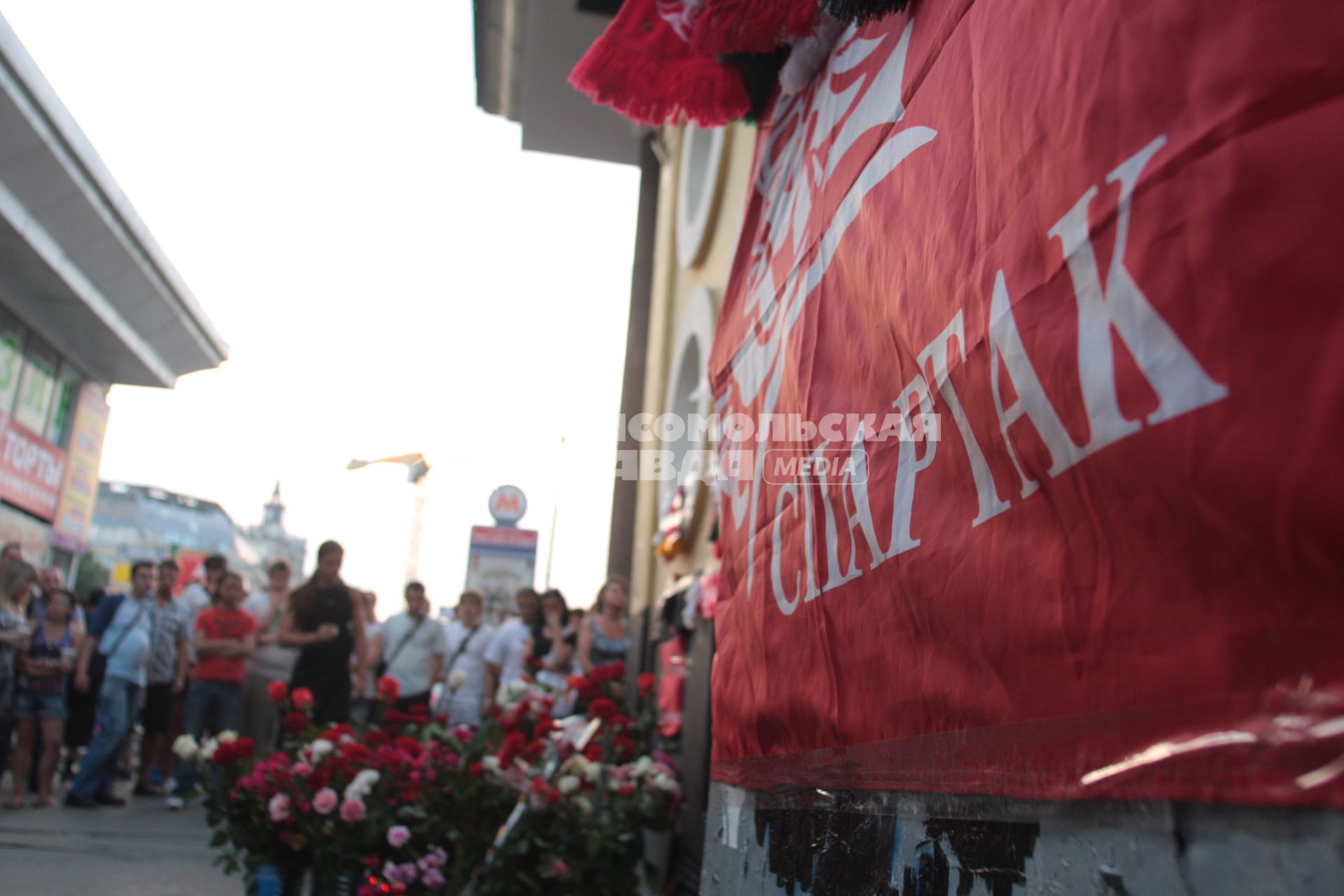 Акция памяти 22-летнего москвича Юрия Волкова, убитого 10 июля на Чистопрудном бульваре, прошла у станции метро \"Чистые пруды\". 26 июля 2010 года. Футбол. Спартак. Фанат.