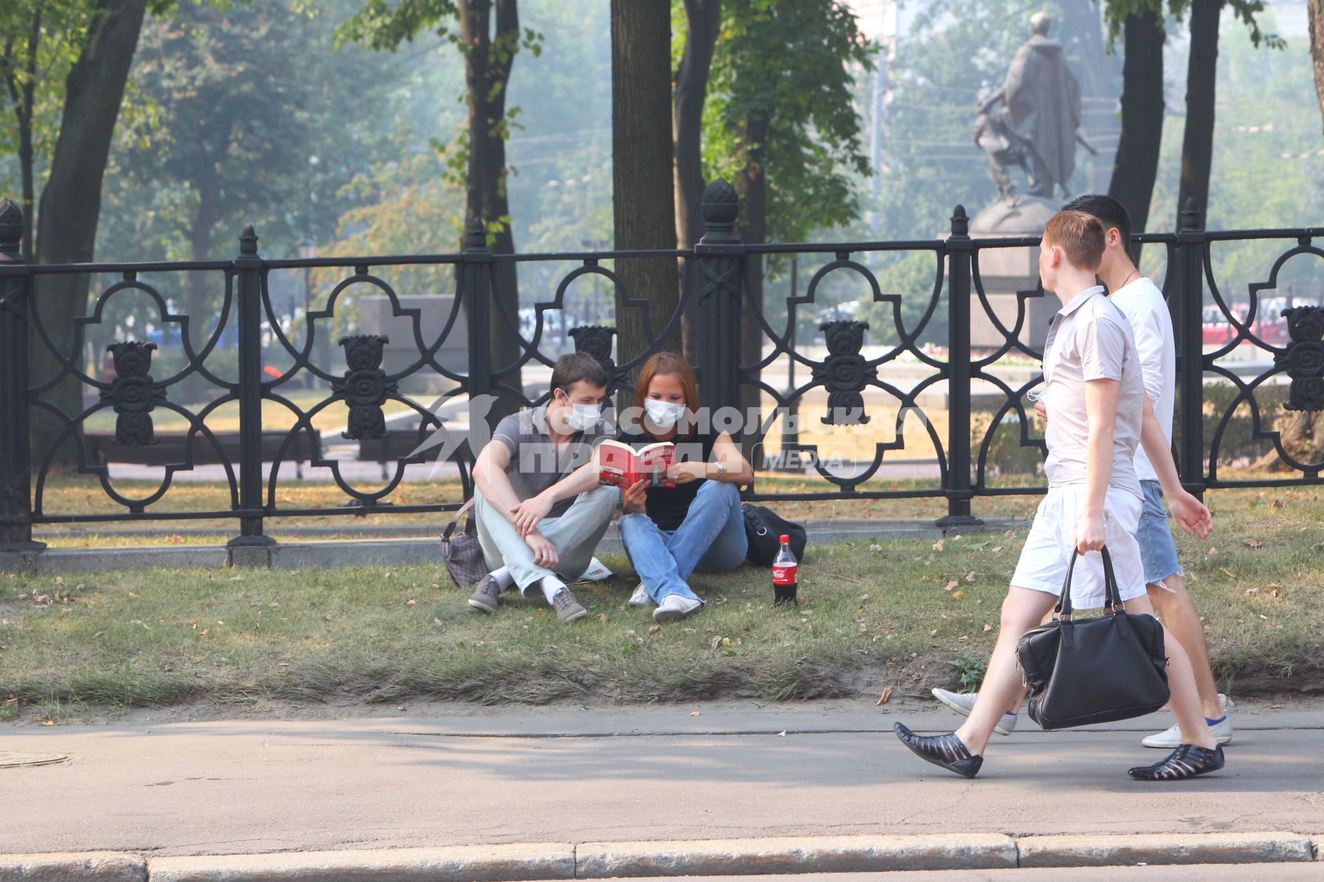 Смог от лесных пожаров в Москве, 27 июля 2010 года. Лесной пожар. Лесные пожары. Тушение. Дым. Гарь. Маска. Средство защиты. Экология. Глобальное потепление.