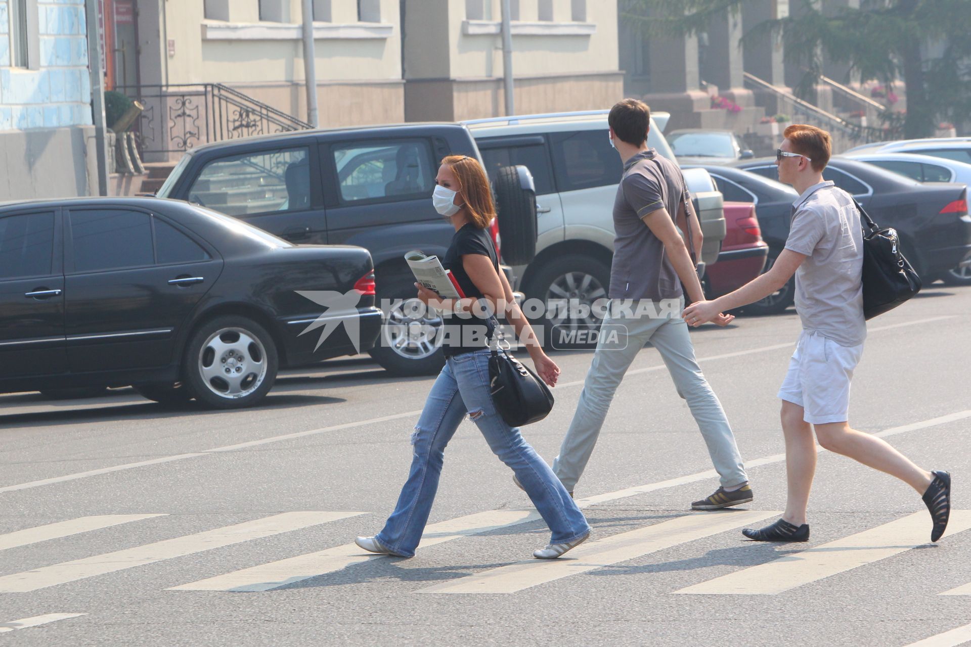 Смог от лесных пожаров в Москве, 27 июля 2010 года. Лесной пожар. Лесные пожары. Тушение. Дым. Гарь. Маска. Средство защиты. Экология. Глобальное потепление. Пешеходы. Переход. Грипп. Простуда. Болезнь.