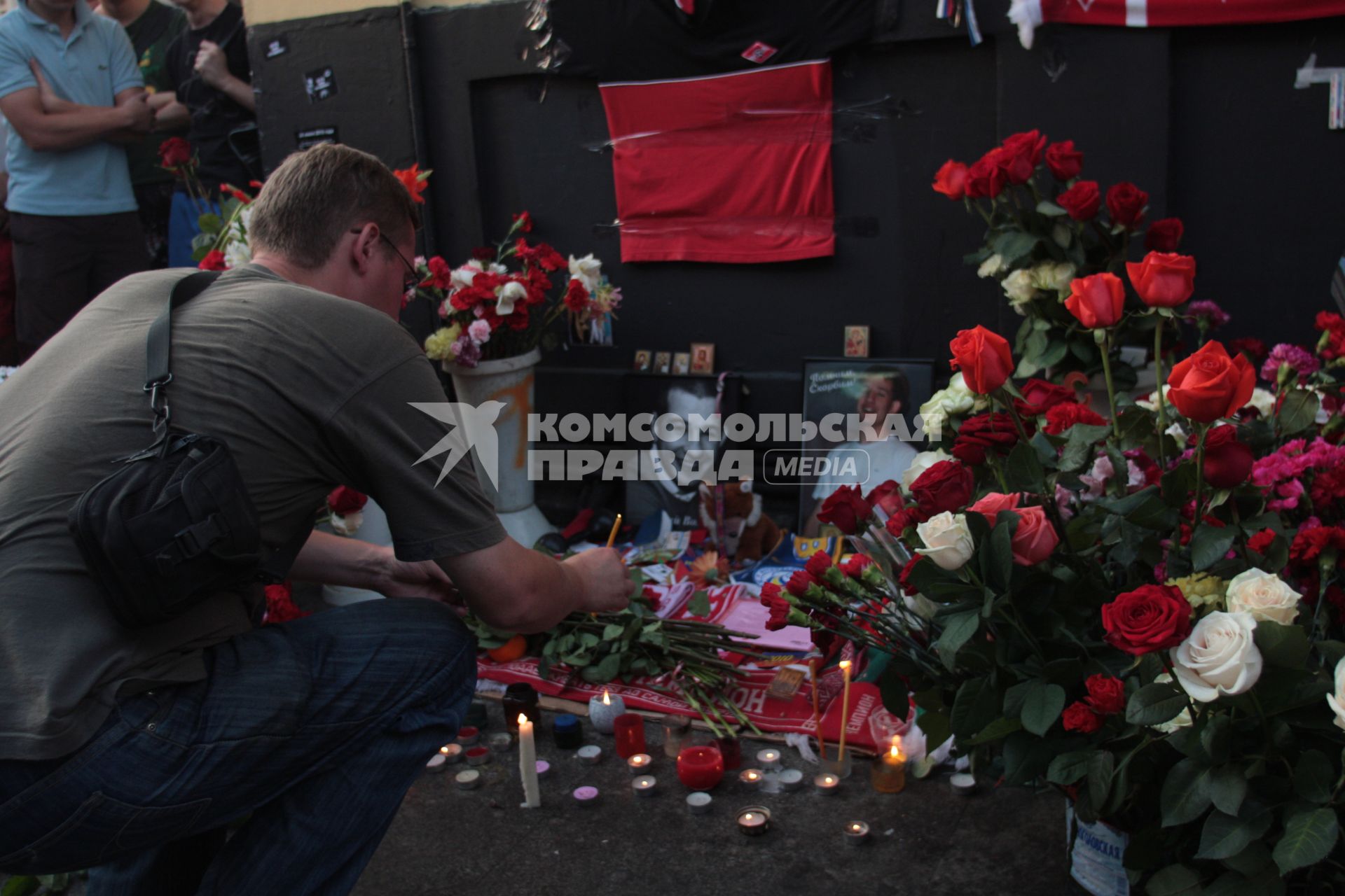 Акция памяти 22-летнего москвича Юрия Волкова, убитого 10 июля на Чистопрудном бульваре, прошла у станции метро \"Чистые пруды\". 26 июля 2010 года.