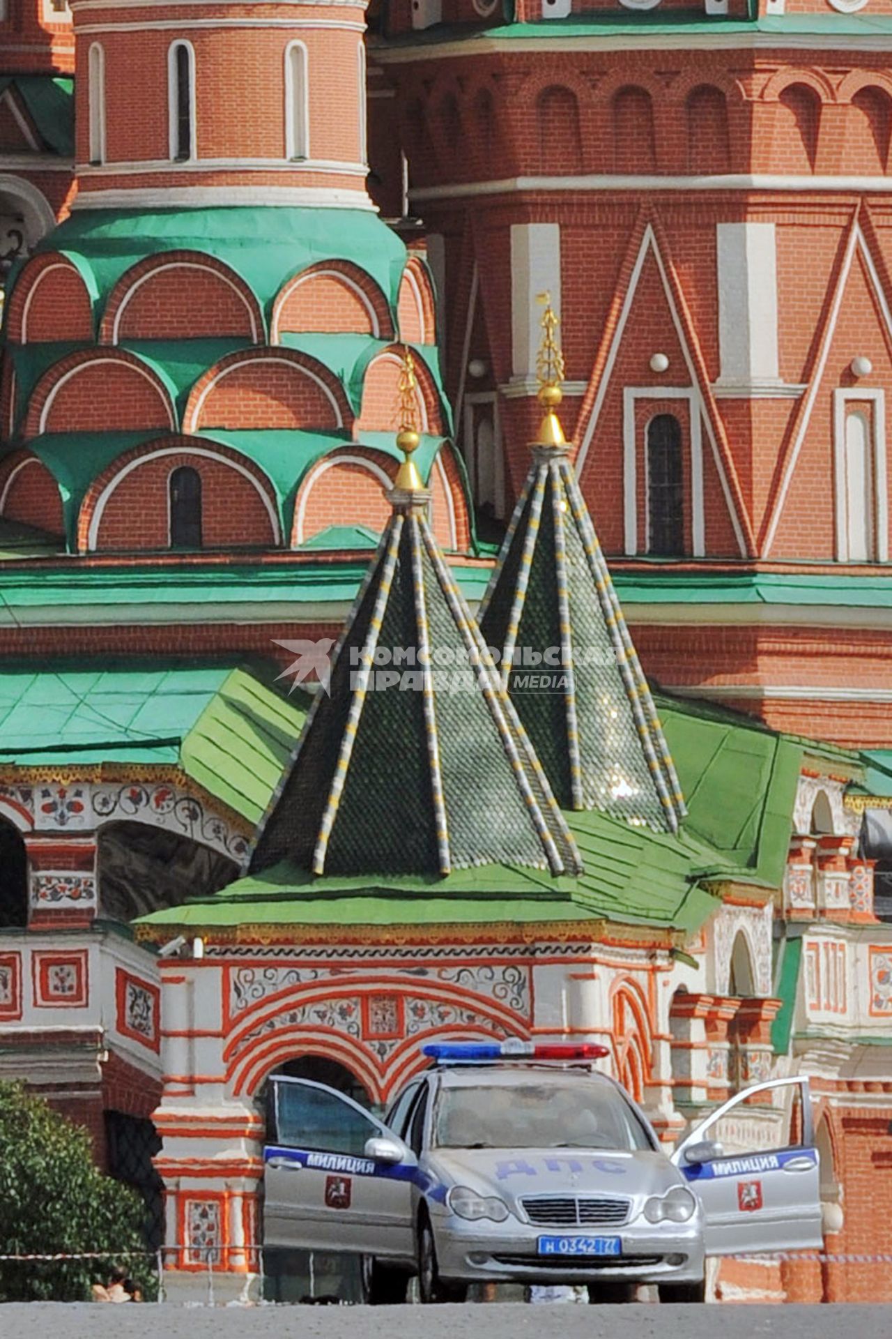 Патрульная машина ДПС (ГАИ, ГИБДД, Милиция) на Красной площади перед Собором Василия Блаженного, 28 июля 2010 года. Охрана. Памятник. Режим. Режимный объект.