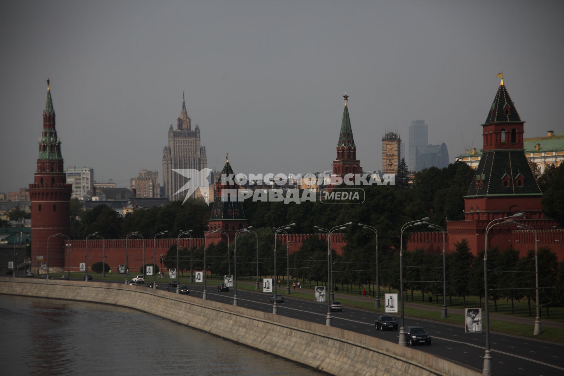 ВИД НА МОСКВУ БЕЗ СМОГА С МОСКВОРЕЦКОГО МОСТА. 1 августа 2010 год.