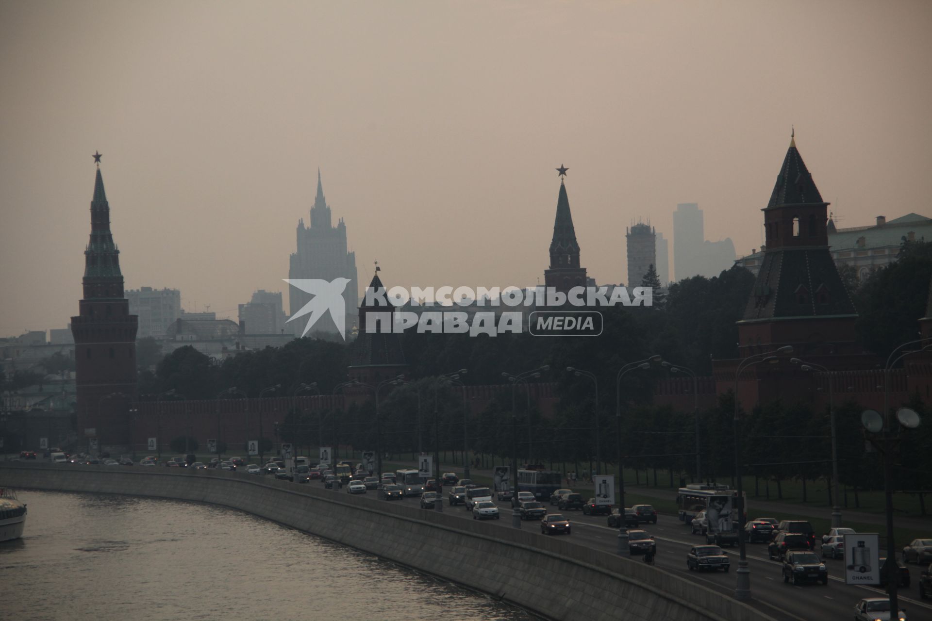 ВИД НА ЗАТЯНУТУЮ ТУМАНОМ ОТ ТОРФЯНЫХ ПОЖАРОВ МОСКВУ С МОСКВОРЕЦКОГО МОСТА. 1 августа 2010 год. Смог, дым, туман, задымление, загрязнение воздуха, экология