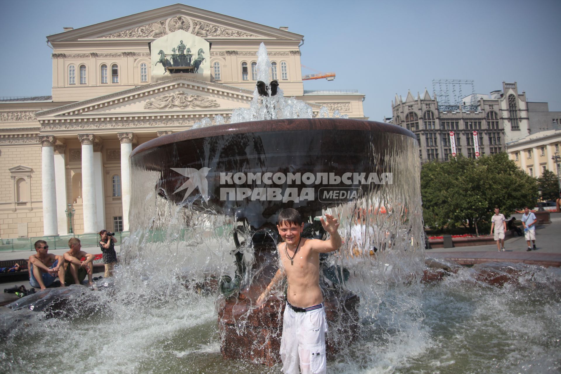 Купание в фонтане у Большого театра 1 августа 2010 год. Жара, лето, спасение от жары