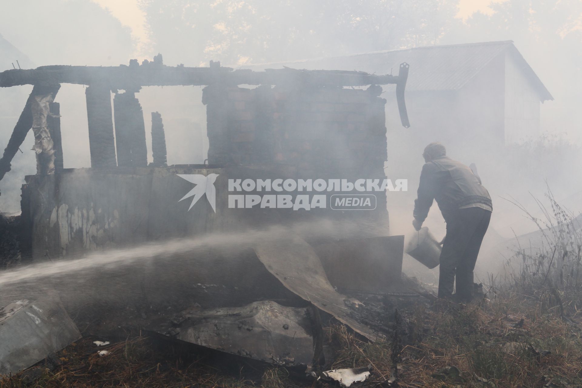 Тушение пожара в поселке Остафьево,окрестности Щербинки, Подмосковье, 2 августа 2010 года. Лесной пожар. Жара. Глобальное потепление. Жара. Лето. Пожарище. Лесные пожары. Деловой центр СИТИ. Туман. Пепелище.