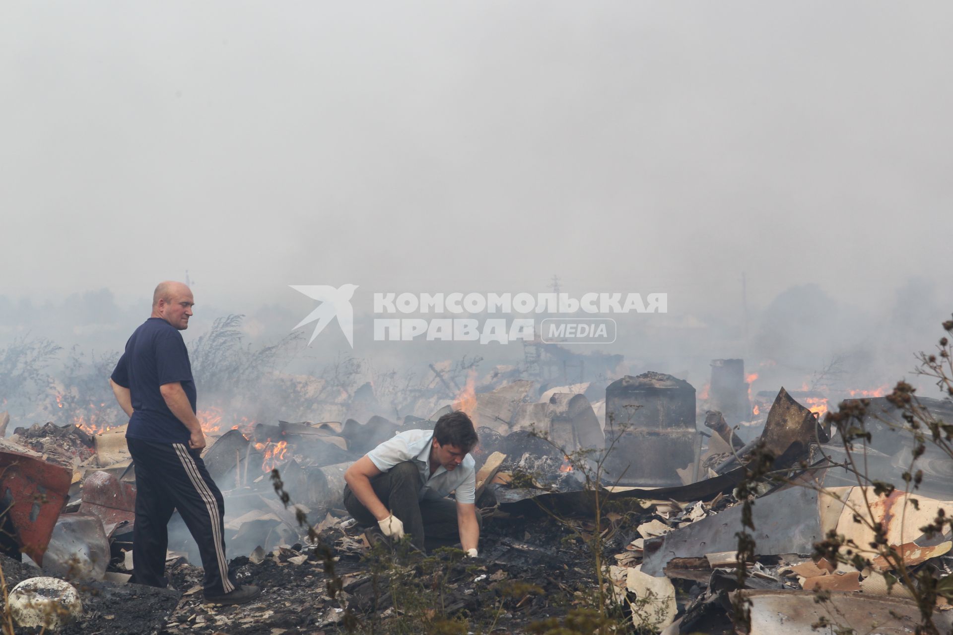 Тушение пожара в поселке Остафьево,окрестности Щербинки, Подмосковье, 2 августа 2010 года. Лесной пожар. Жара. Глобальное потепление. Жара. Лето. Пожарище. Лесные пожары. Деловой центр СИТИ. Туман. Пепелище.