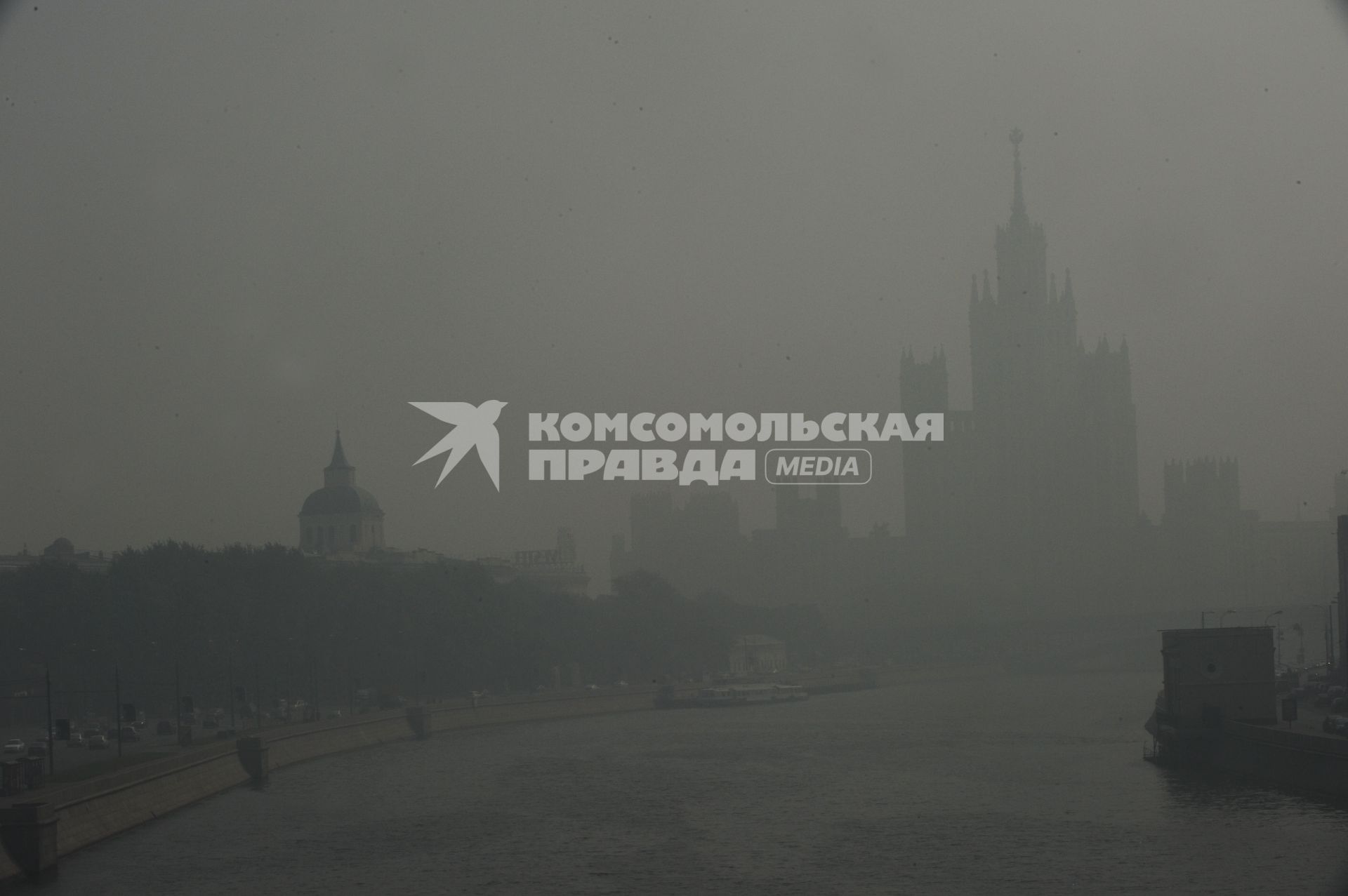 Смог от лесных пожаров, Москва, 2 августа 2010 года. Лесной пожар. Жара. Глобальное потепление. Лето. Лесные пожары. Туман. Высотка на Котельнической набережной. Высотки сталинские.