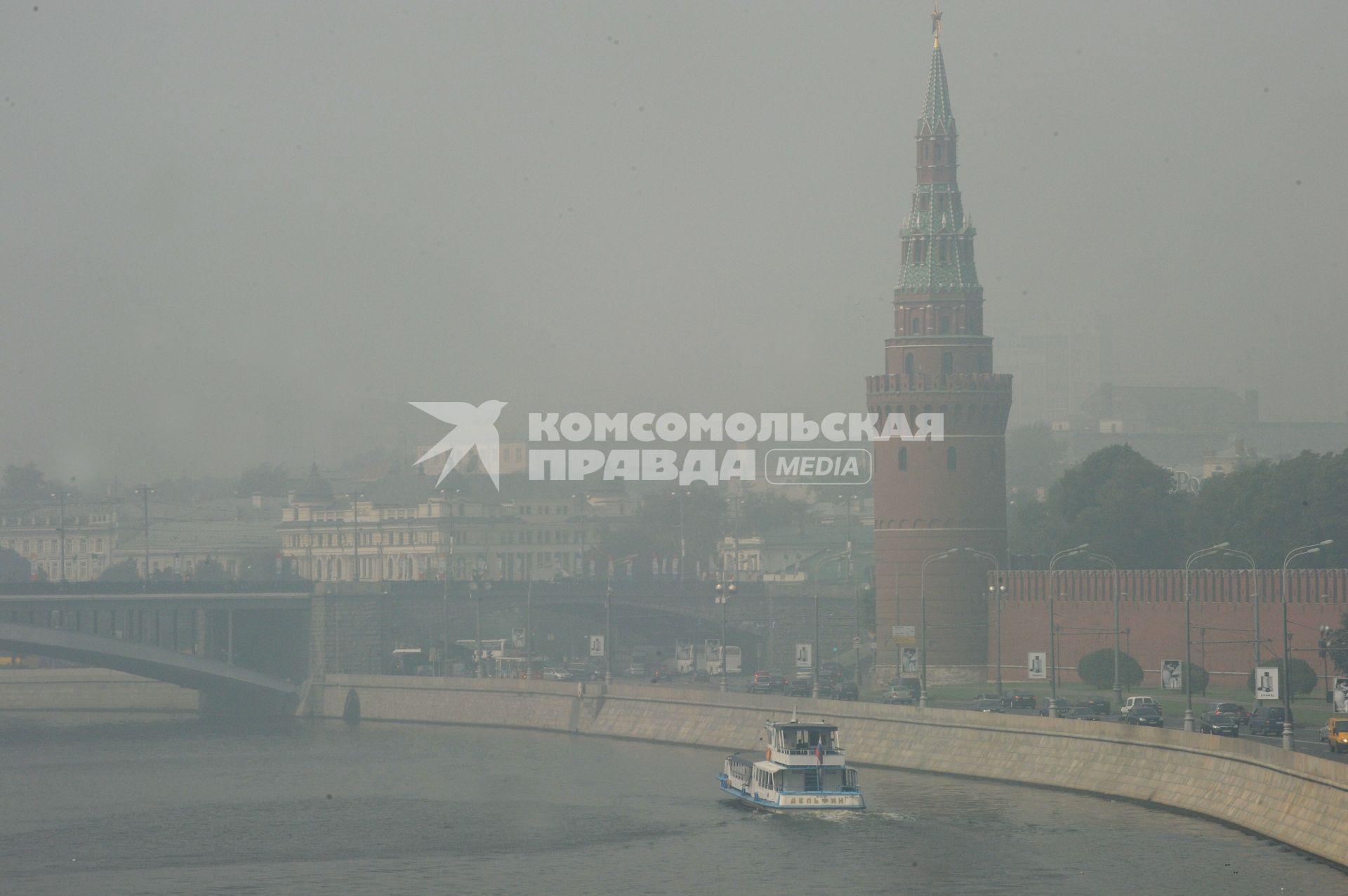 Смог от лесных пожаров, Москва, 2 августа 2010 года. Лесной пожар. Жара. Глобальное потепление. Лето. Лесные пожары. Туман. Кремль. Москва-река.