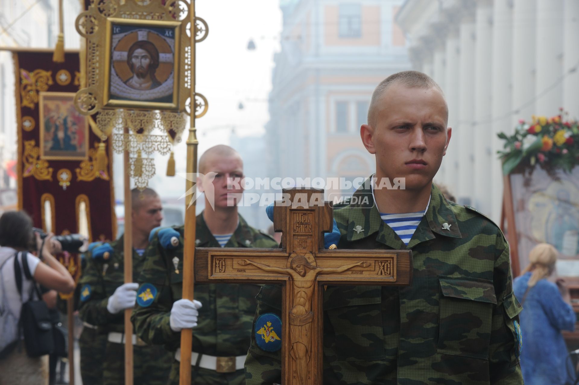 Празднование Дня воздушно-десантных войск (ВДВ)на Красной площади, Москва, 2 августа 2010 года. Армия. Религия. Православие. Крест. Икона.