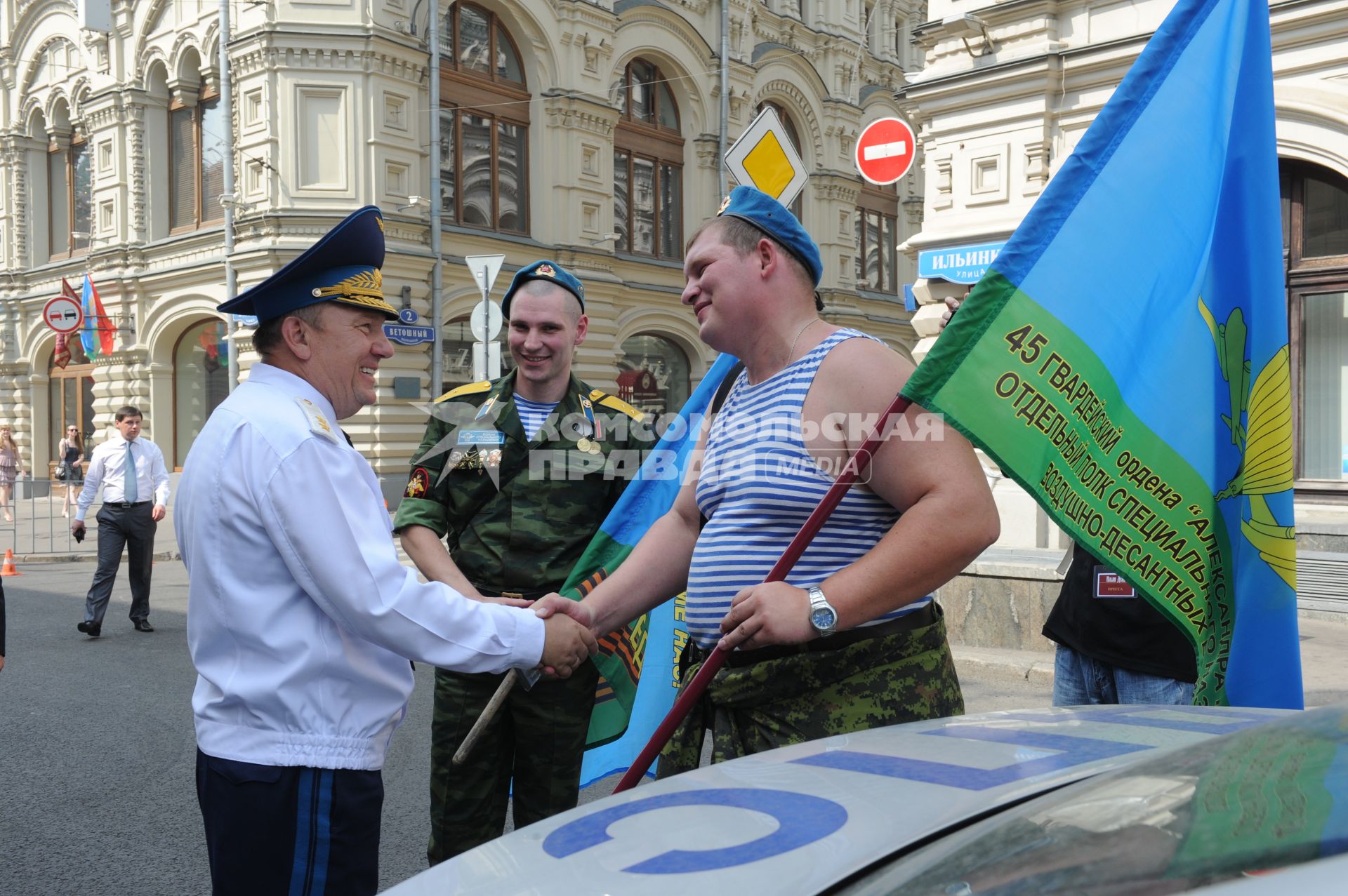 Празднование Дня воздушно-десантных войск (ВДВ)на Красной площади, Москва, 2 августа 2010 года. Армия. На фото: генерал Владимир Шаманов.